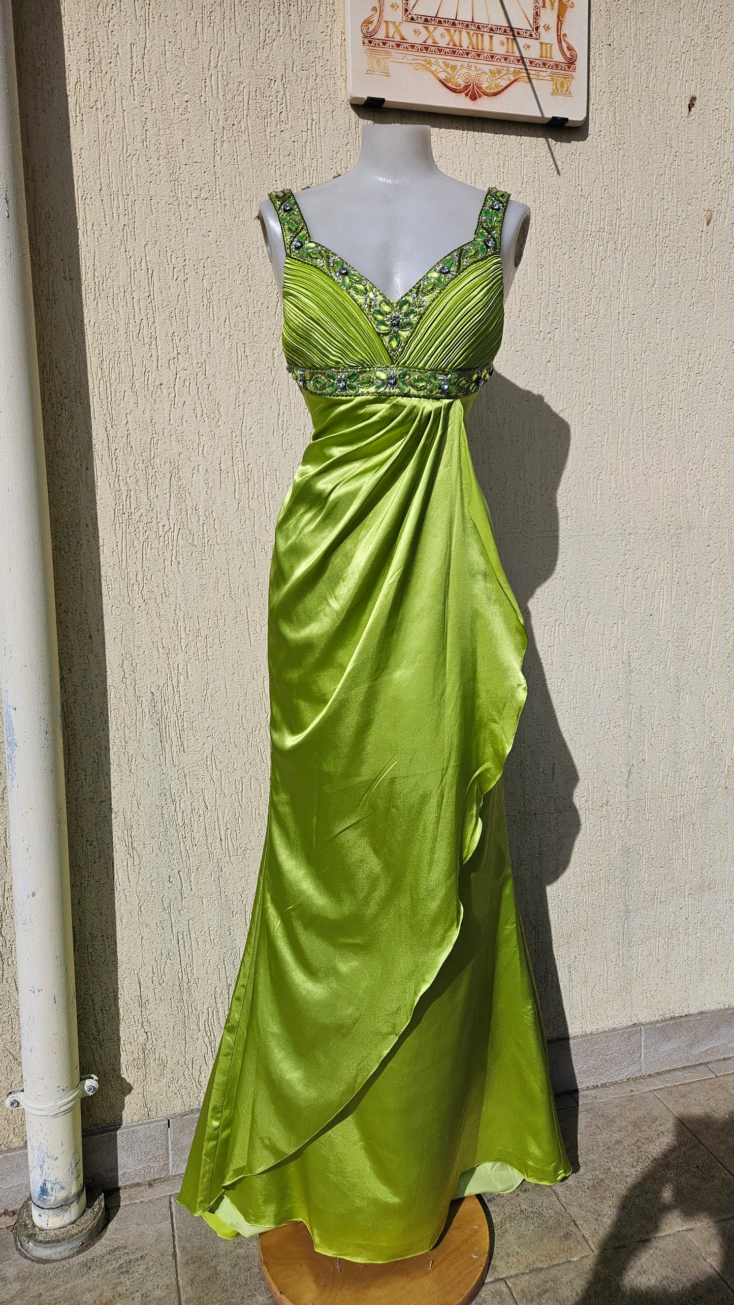 Vestido de noche verde sin espalda