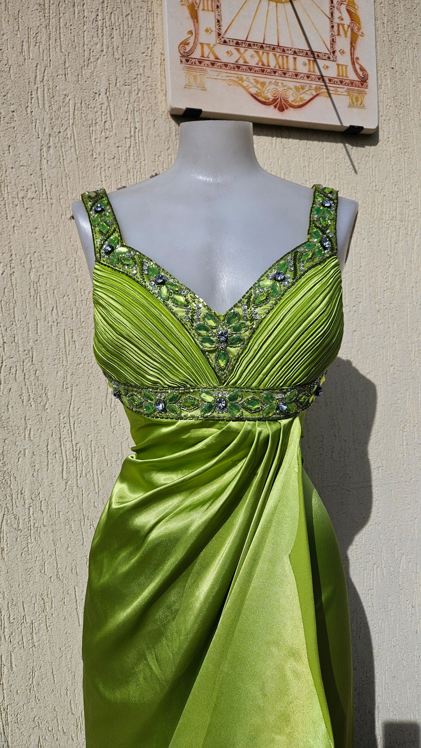 Vestido de noche verde sin espalda