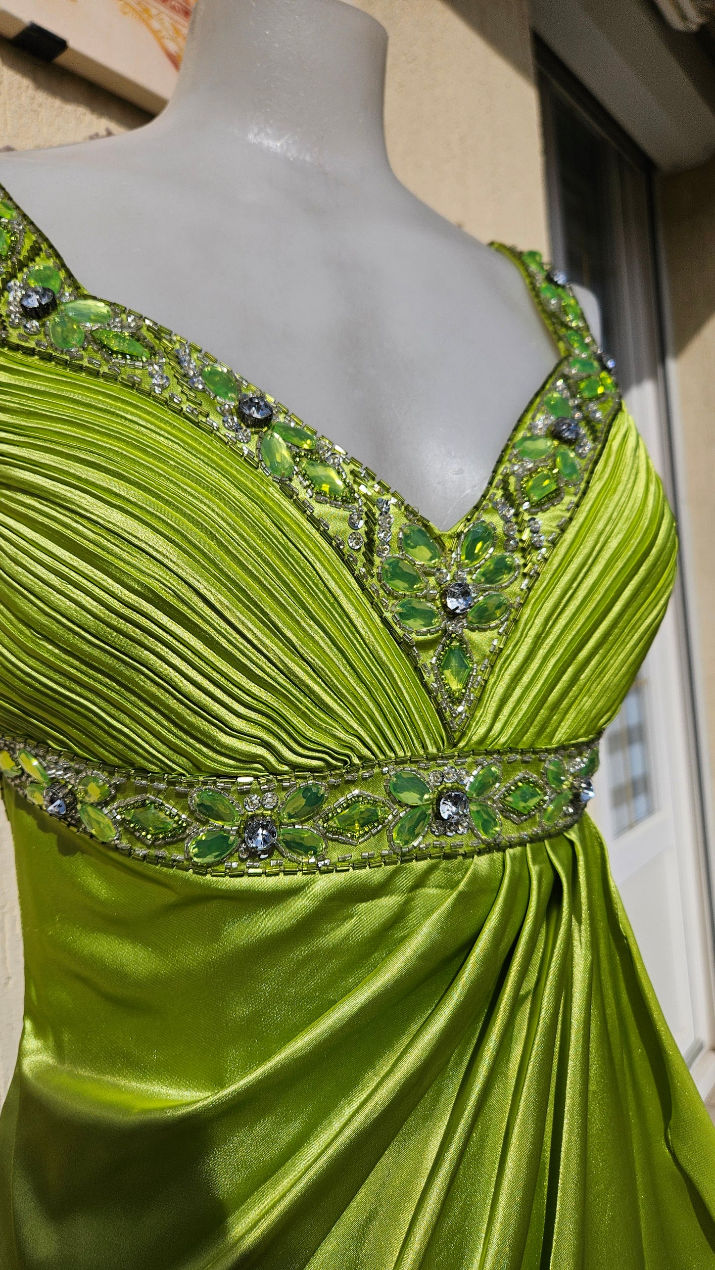 Vestido de noche verde sin espalda