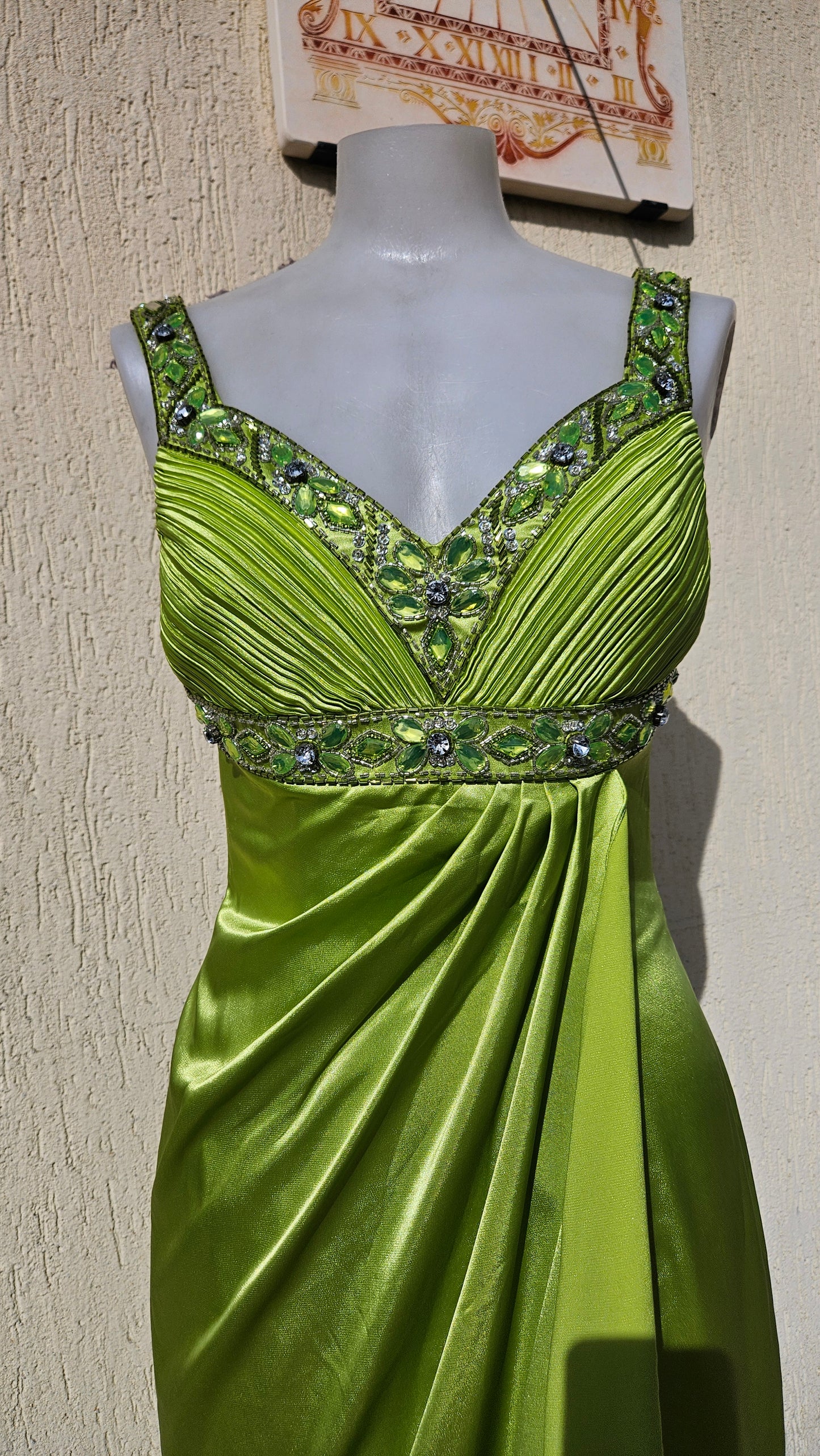 Vestido de noche verde sin espalda