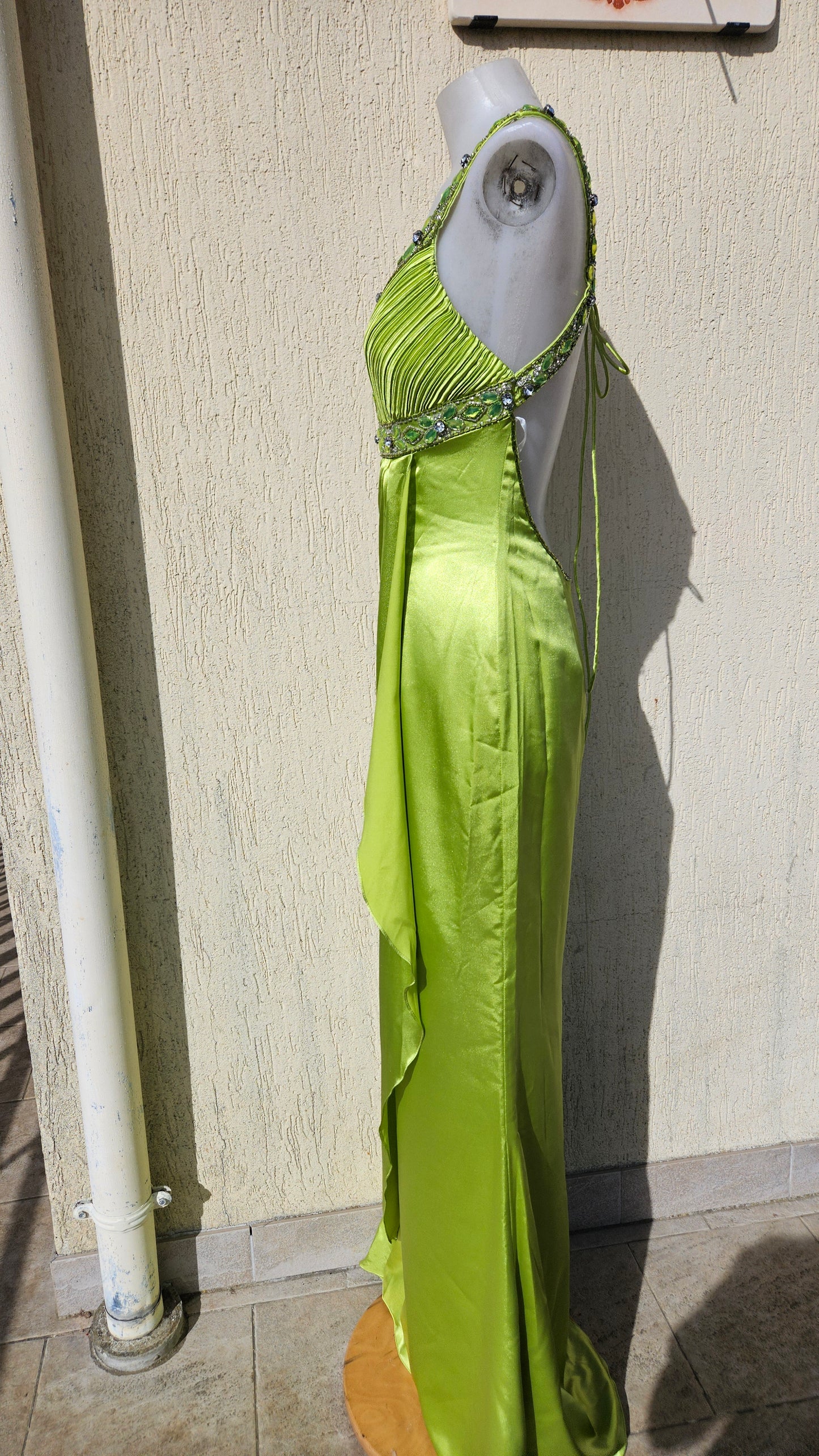 Vestido de noche verde sin espalda
