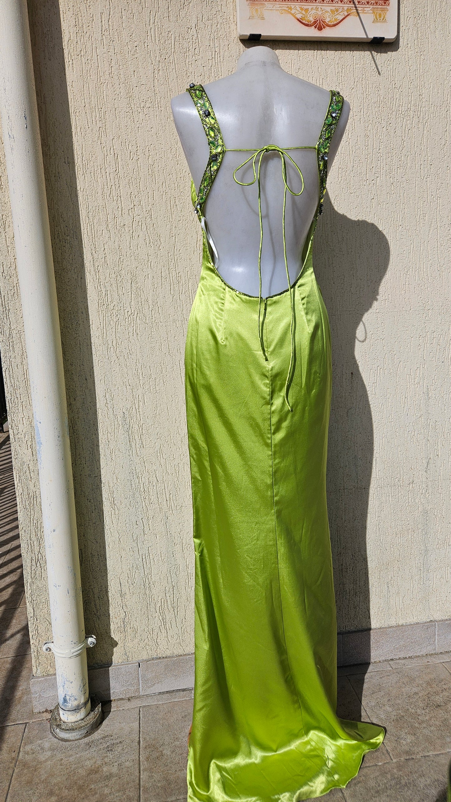 Vestido de noche verde sin espalda