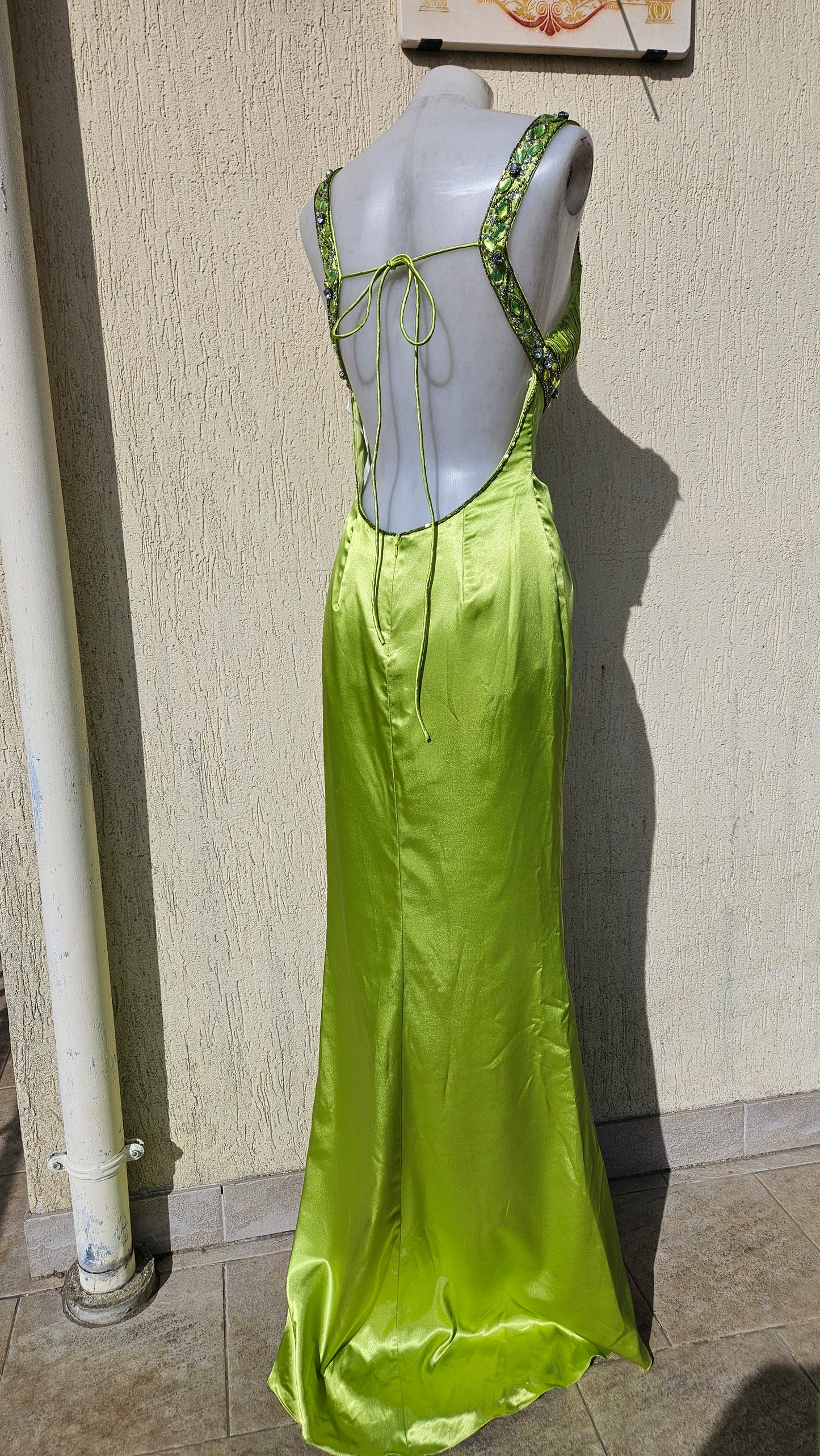 Vestido de noche verde sin espalda