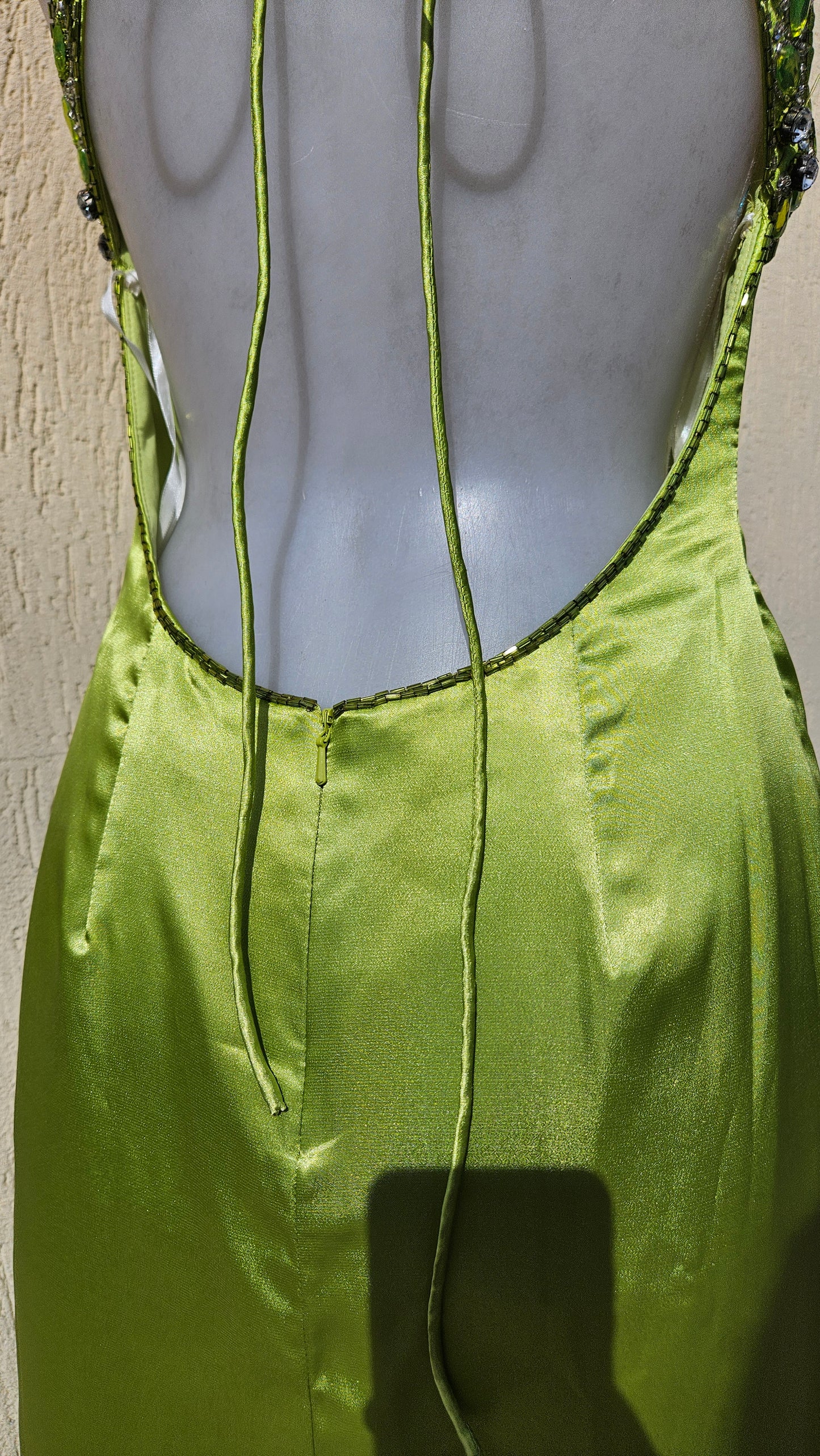 Vestido de noche verde sin espalda