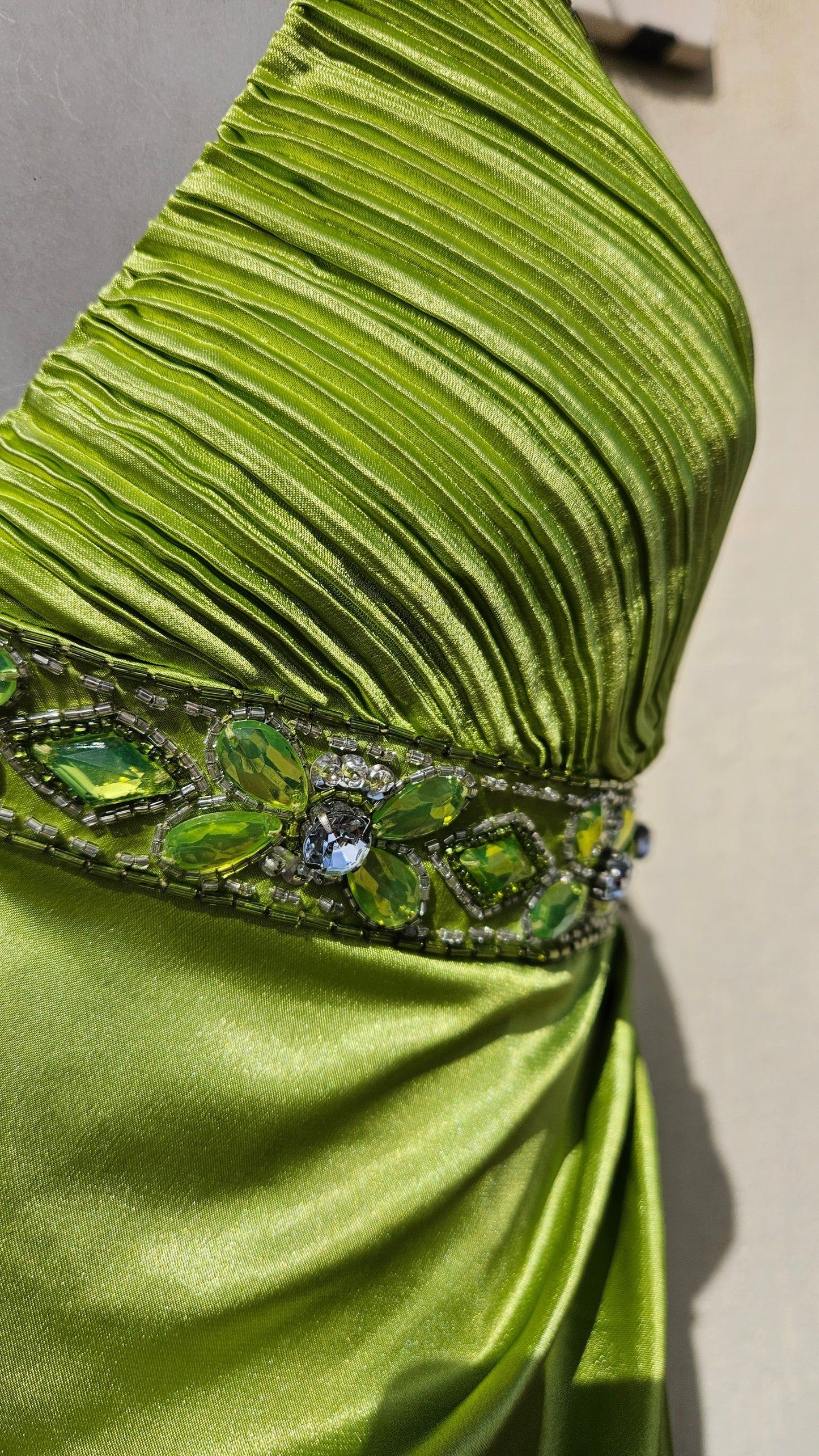 Vestido de noche verde sin espalda