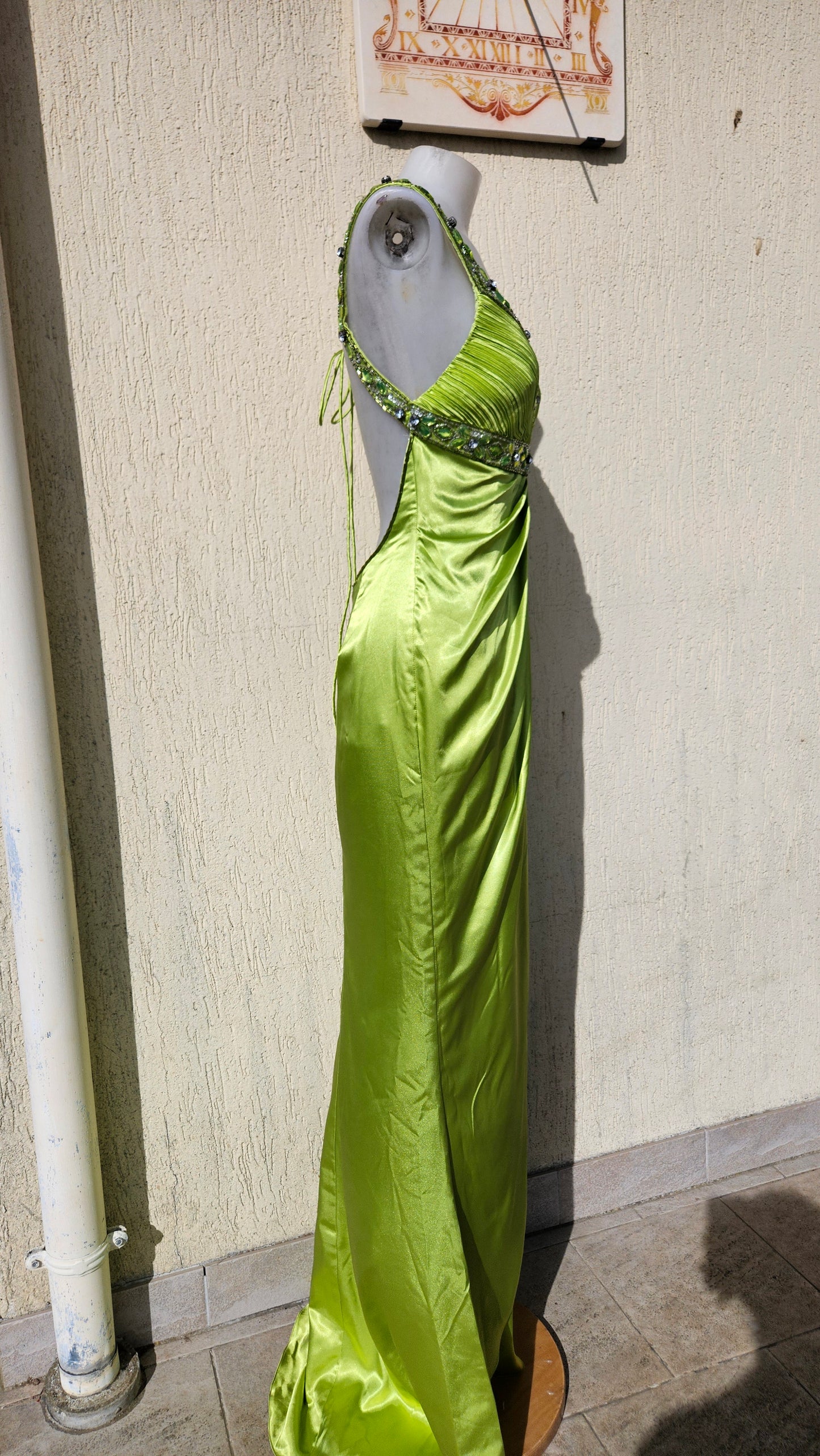 Vestido de noche verde sin espalda
