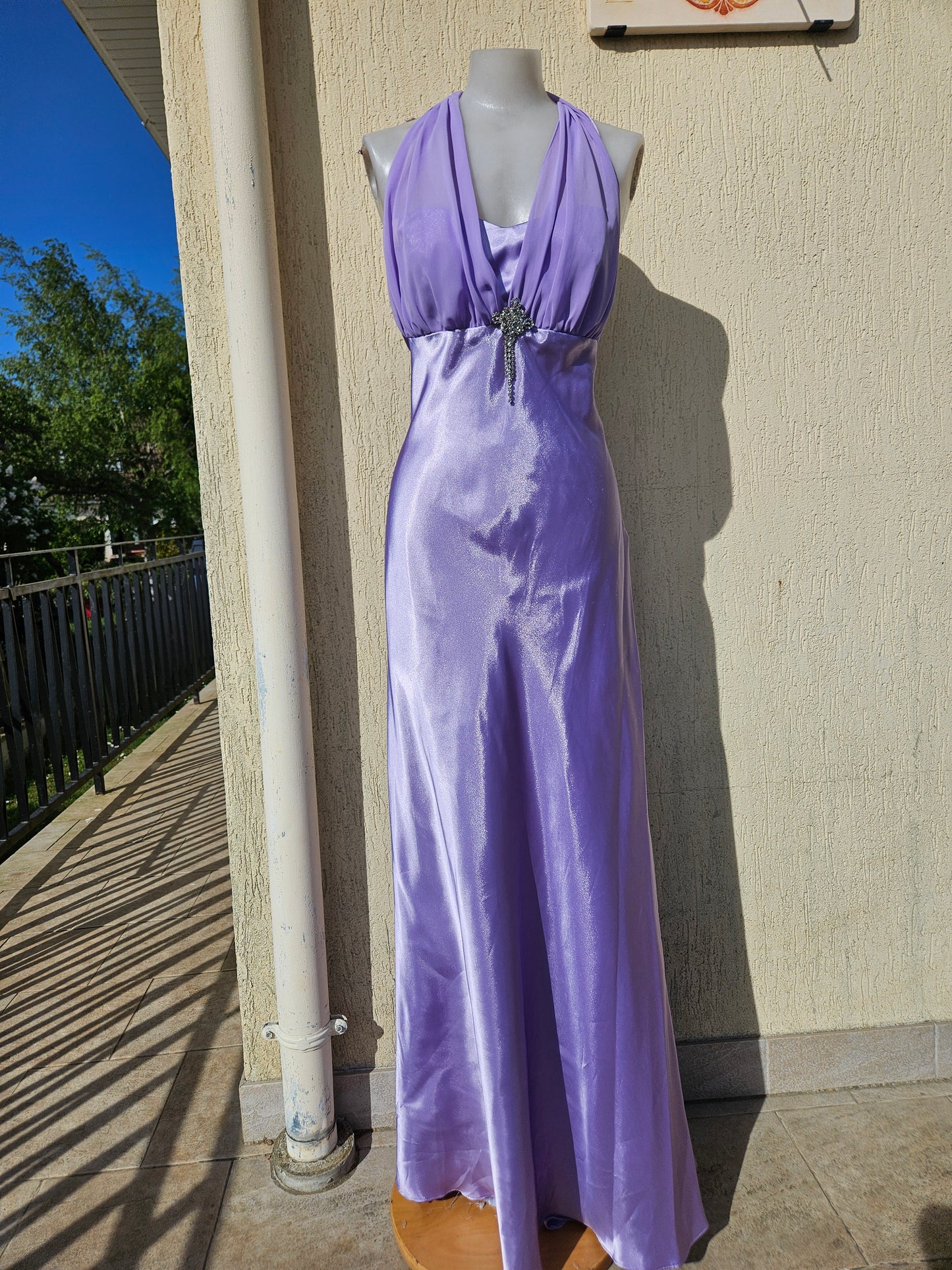 Vestido de satén lila