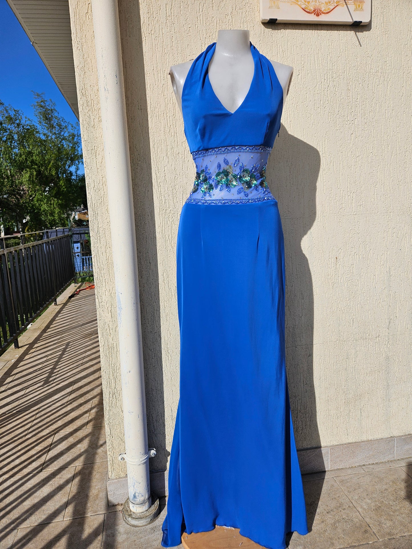 Robe de soirée bleue électrique brodée