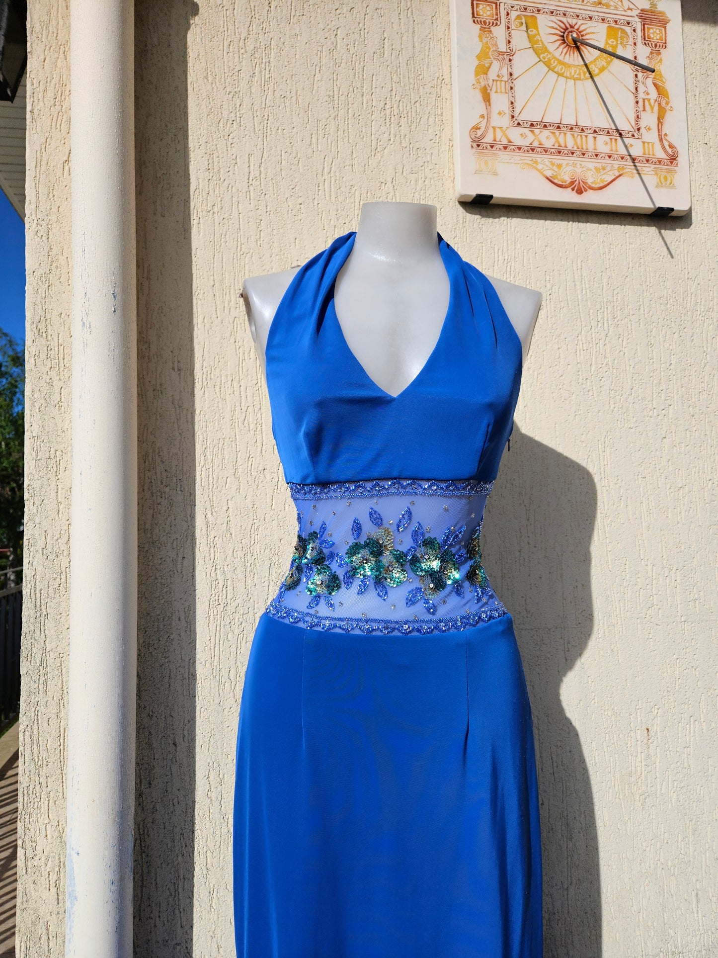 Robe de soirée bleue électrique brodée