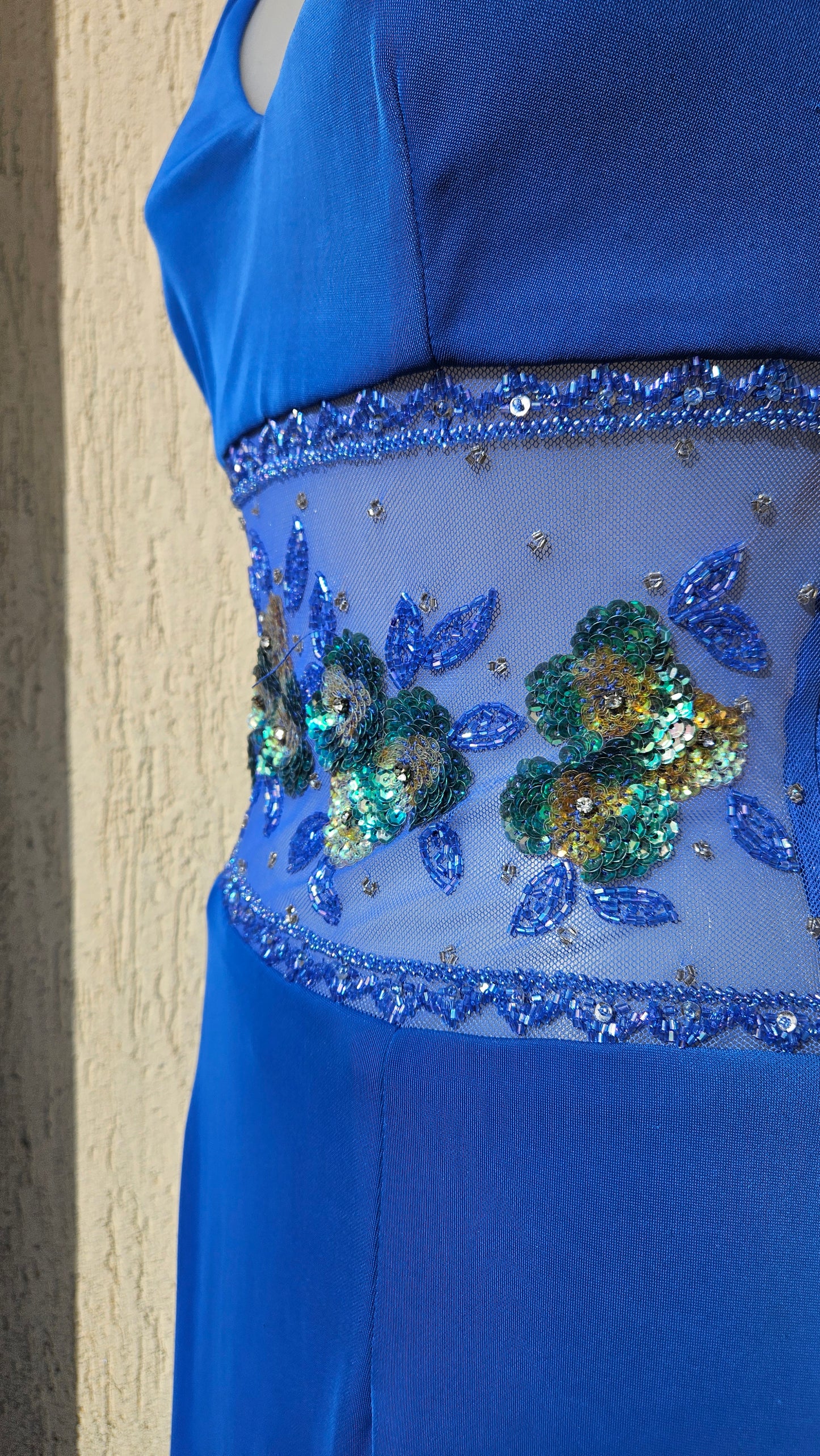 Robe de soirée bleue électrique brodée