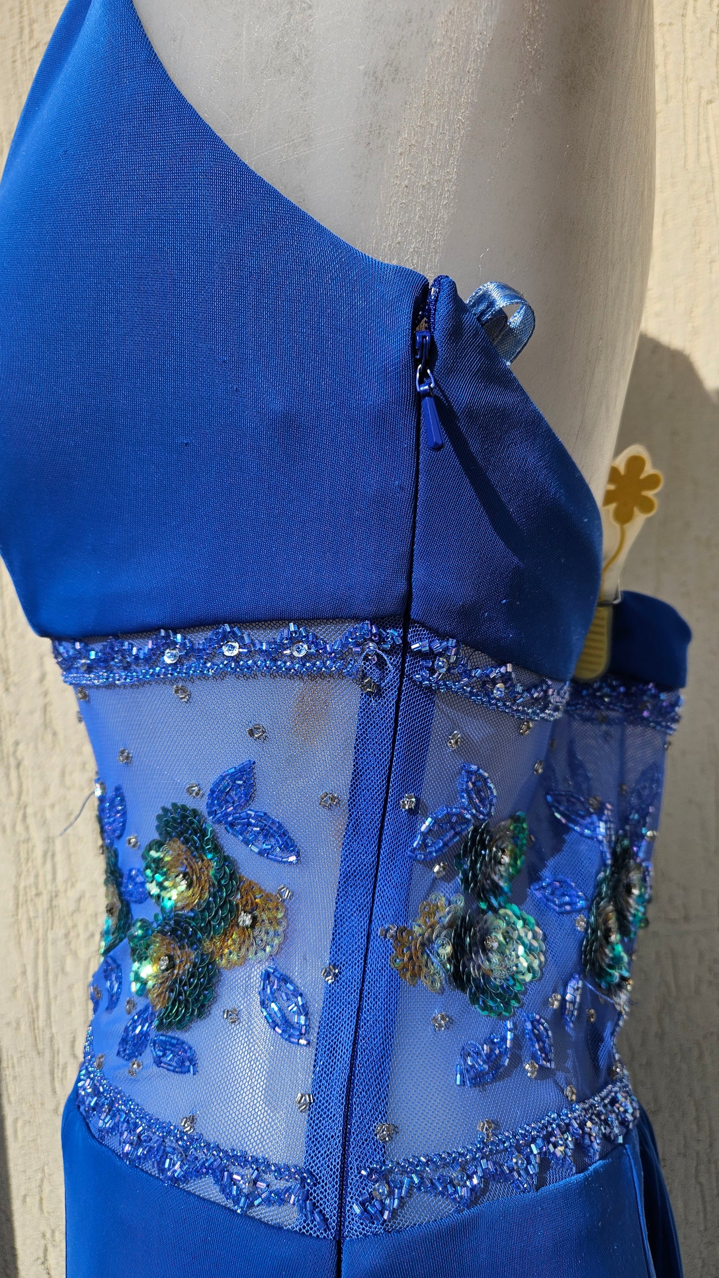 Robe de soirée bleue électrique brodée