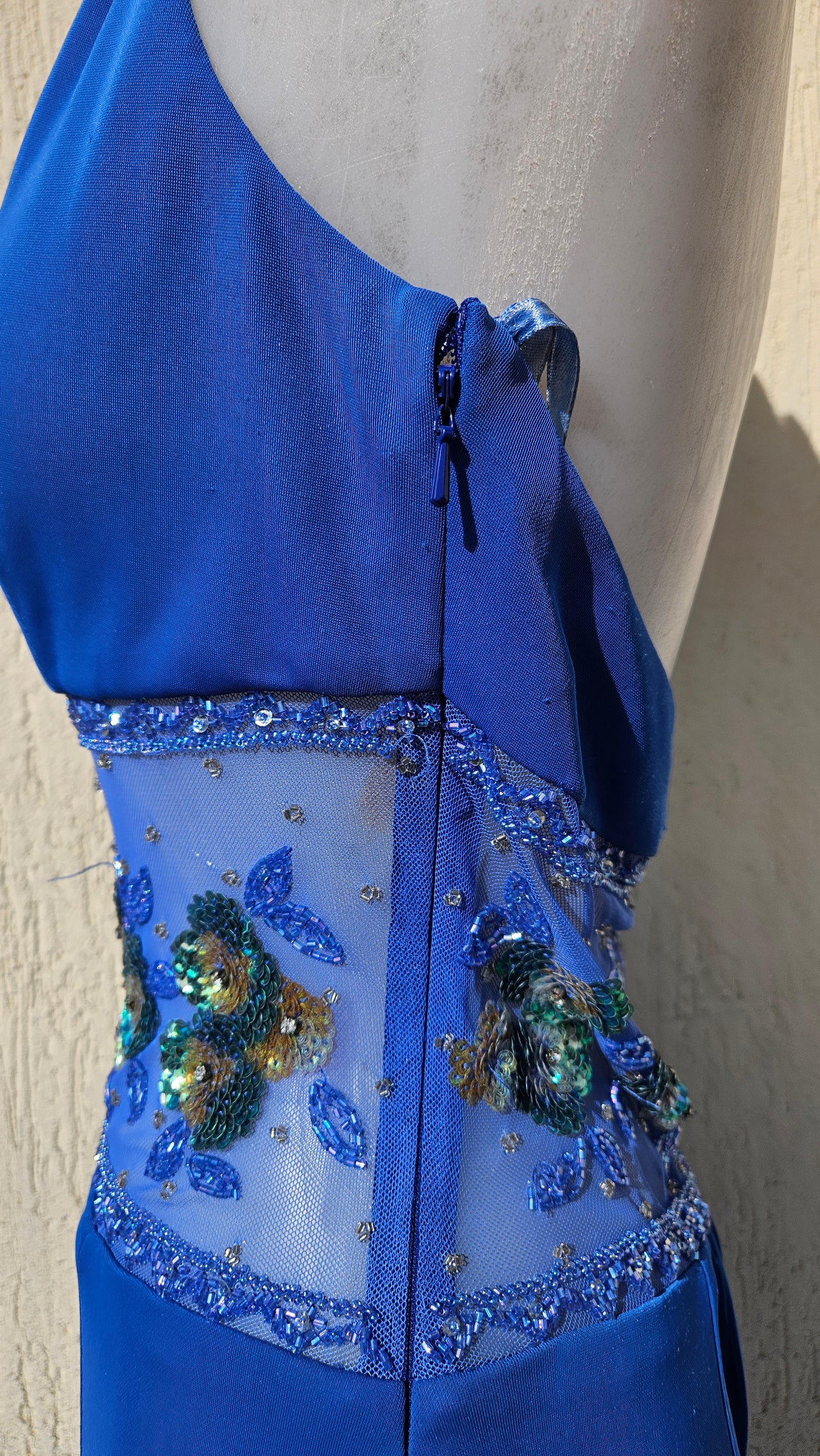 Robe de soirée bleue électrique brodée