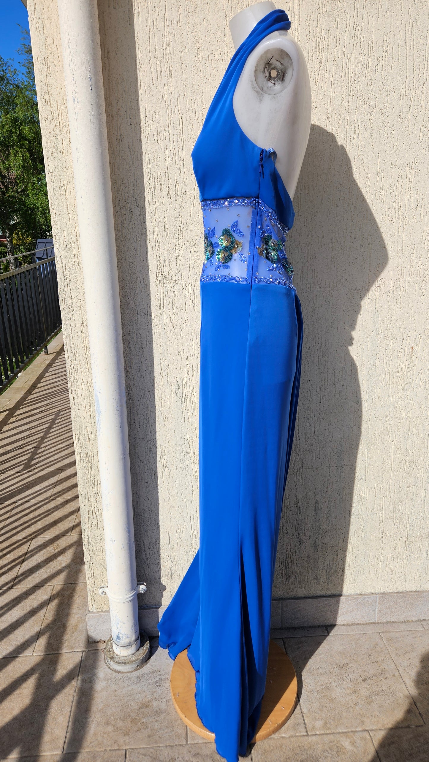 Robe de soirée bleue électrique brodée