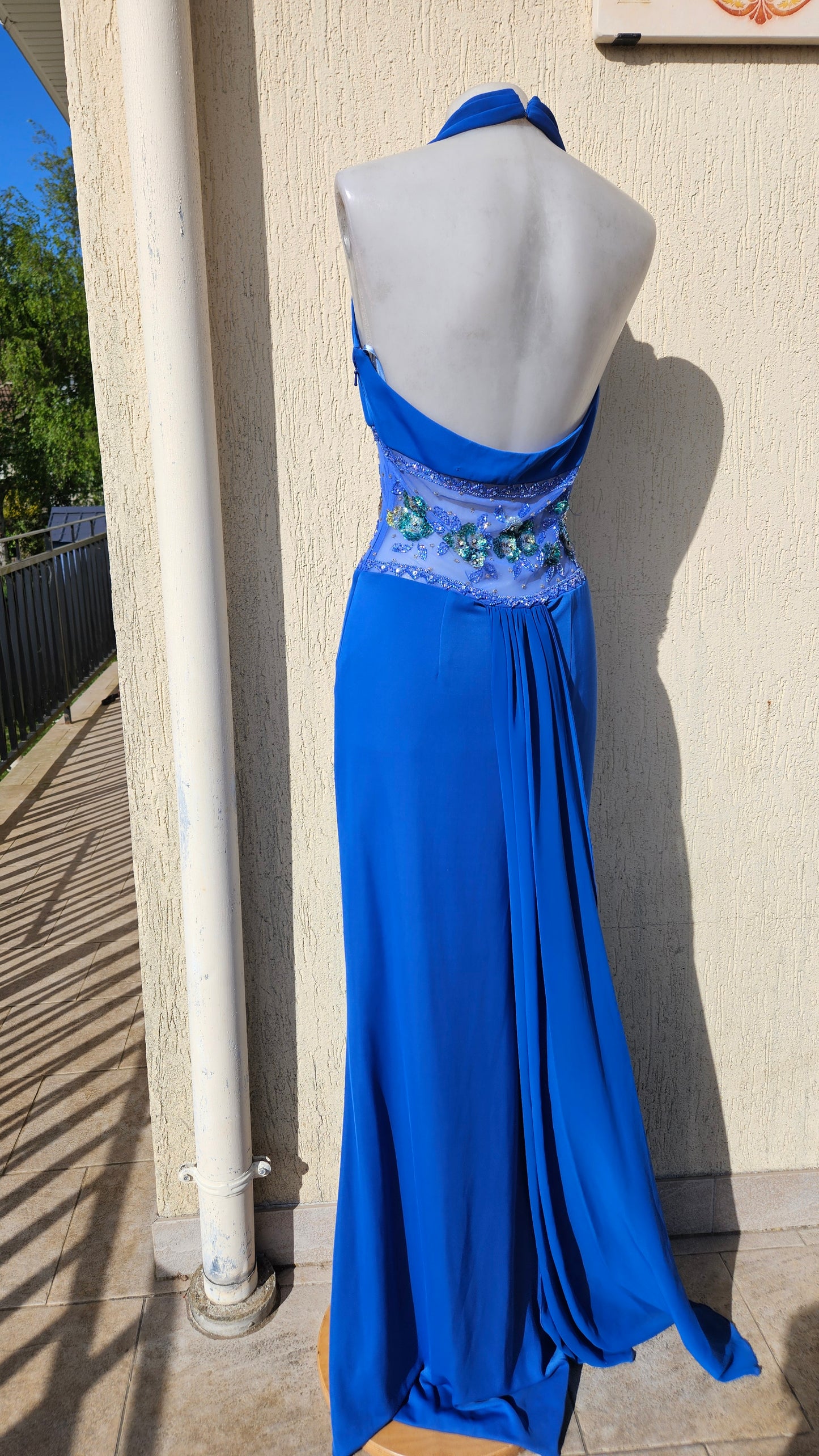 Robe de soirée bleue électrique brodée