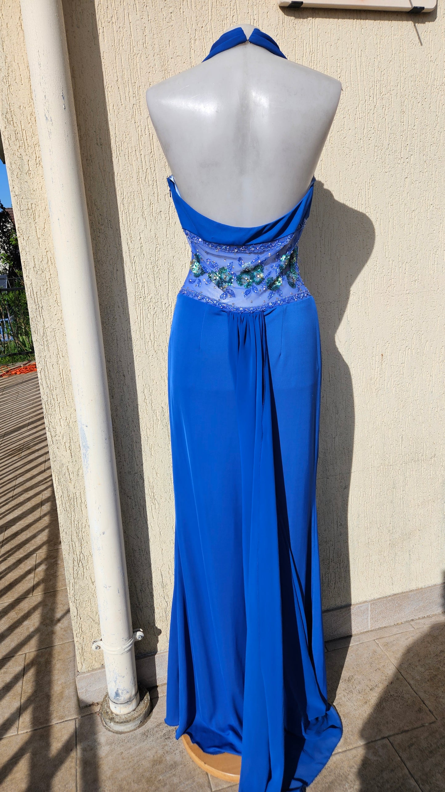 Robe de soirée bleue électrique brodée