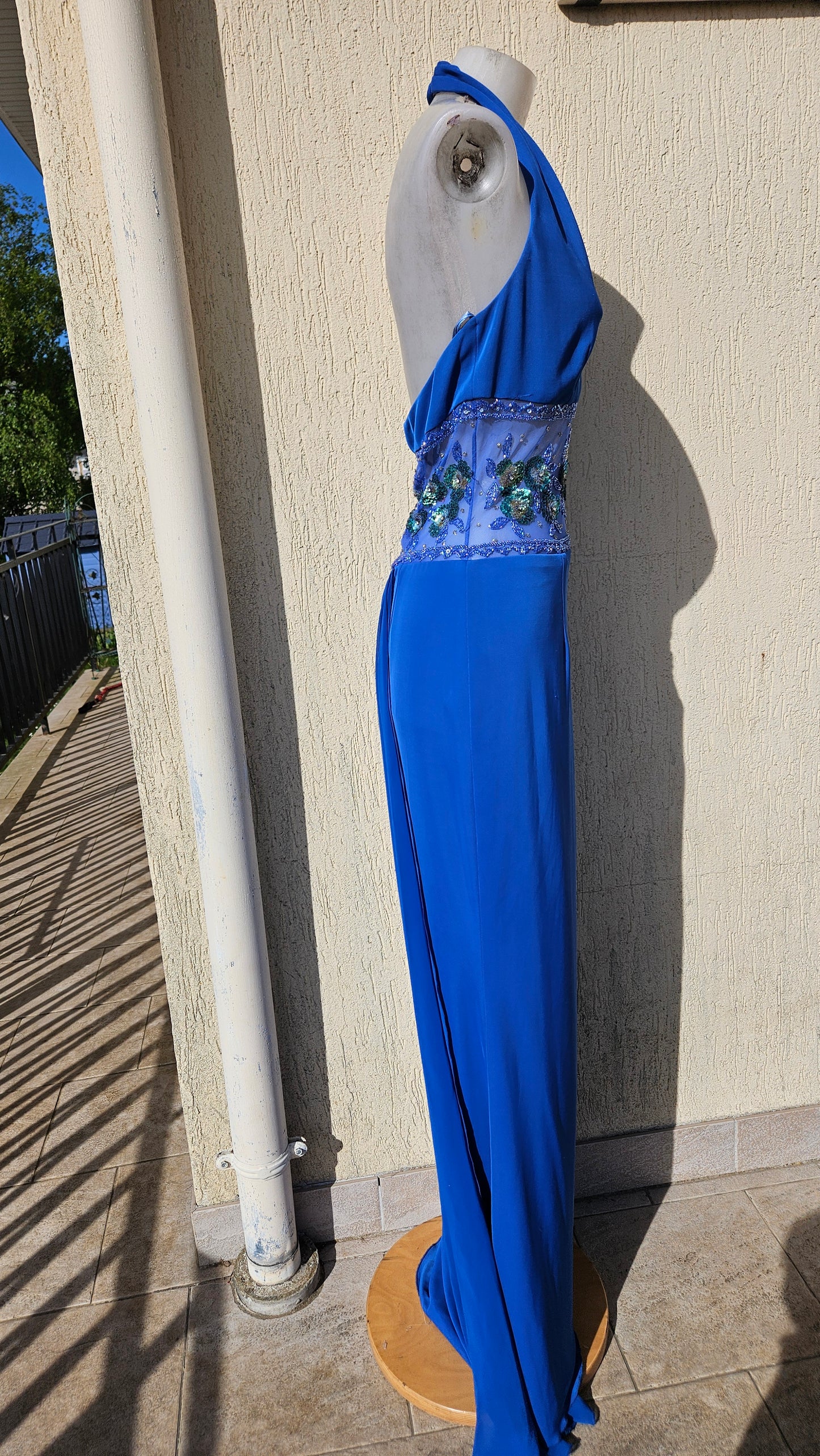 Robe de soirée bleue électrique brodée
