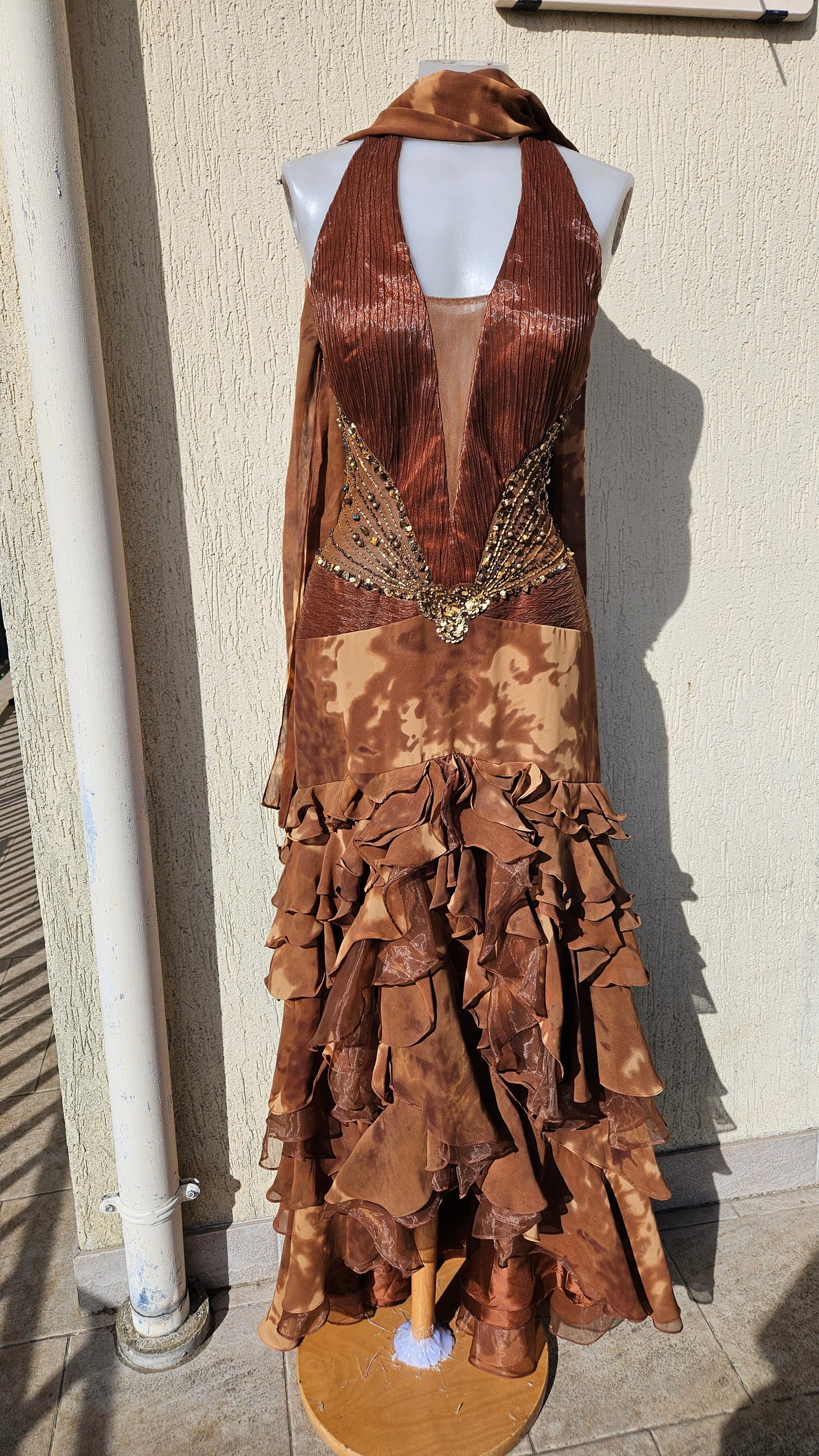 Embroidered brown backless dress