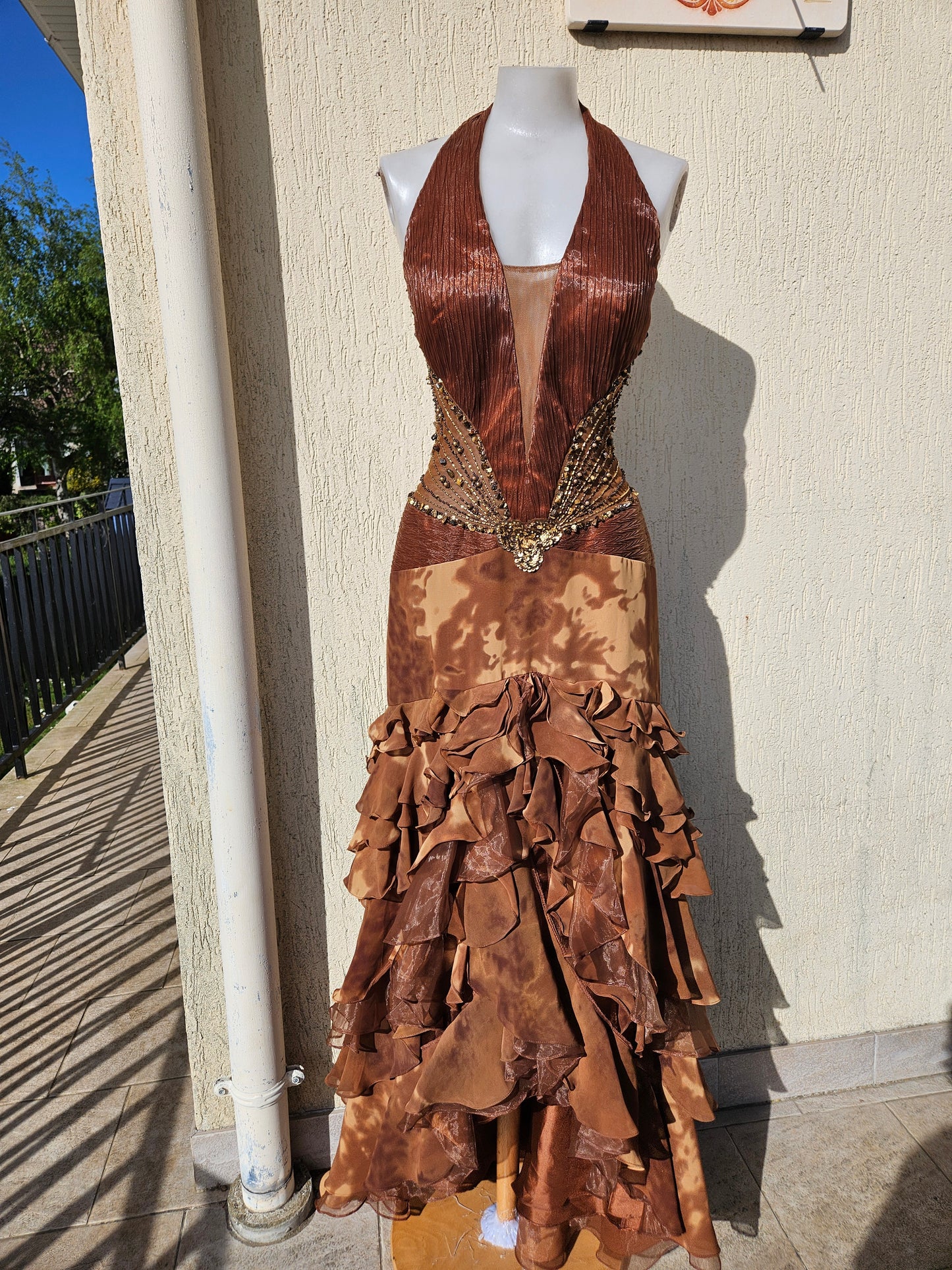Embroidered brown backless dress