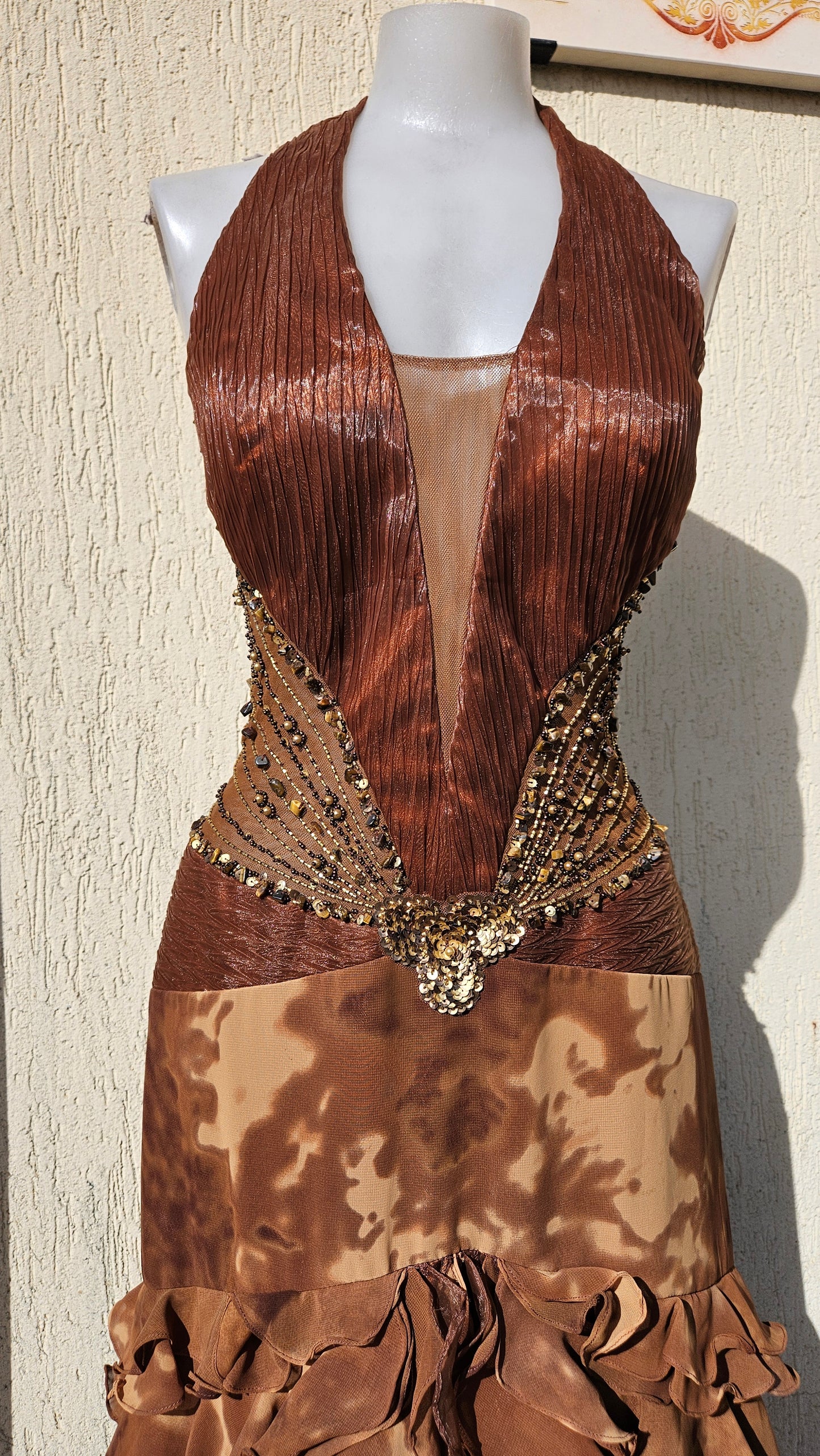 Embroidered brown backless dress