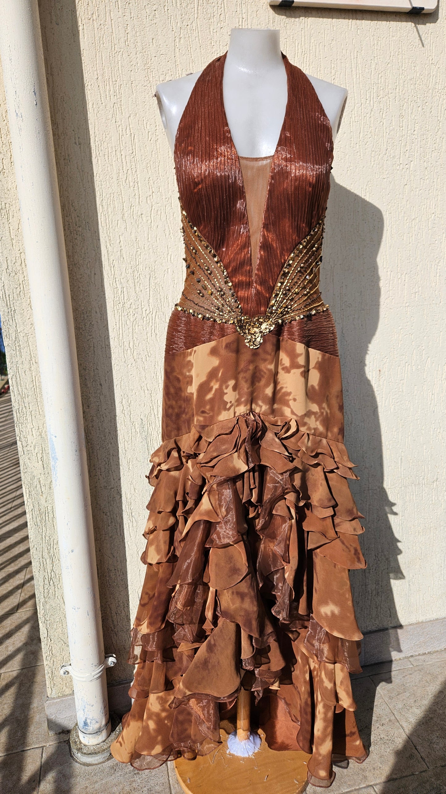 Embroidered brown backless dress