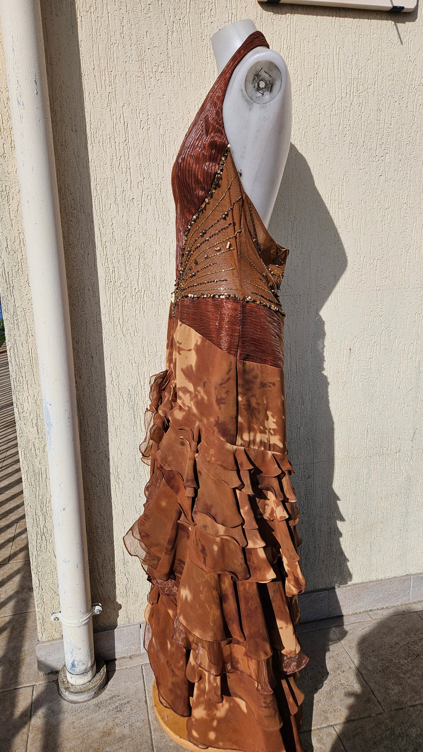 Embroidered brown backless dress