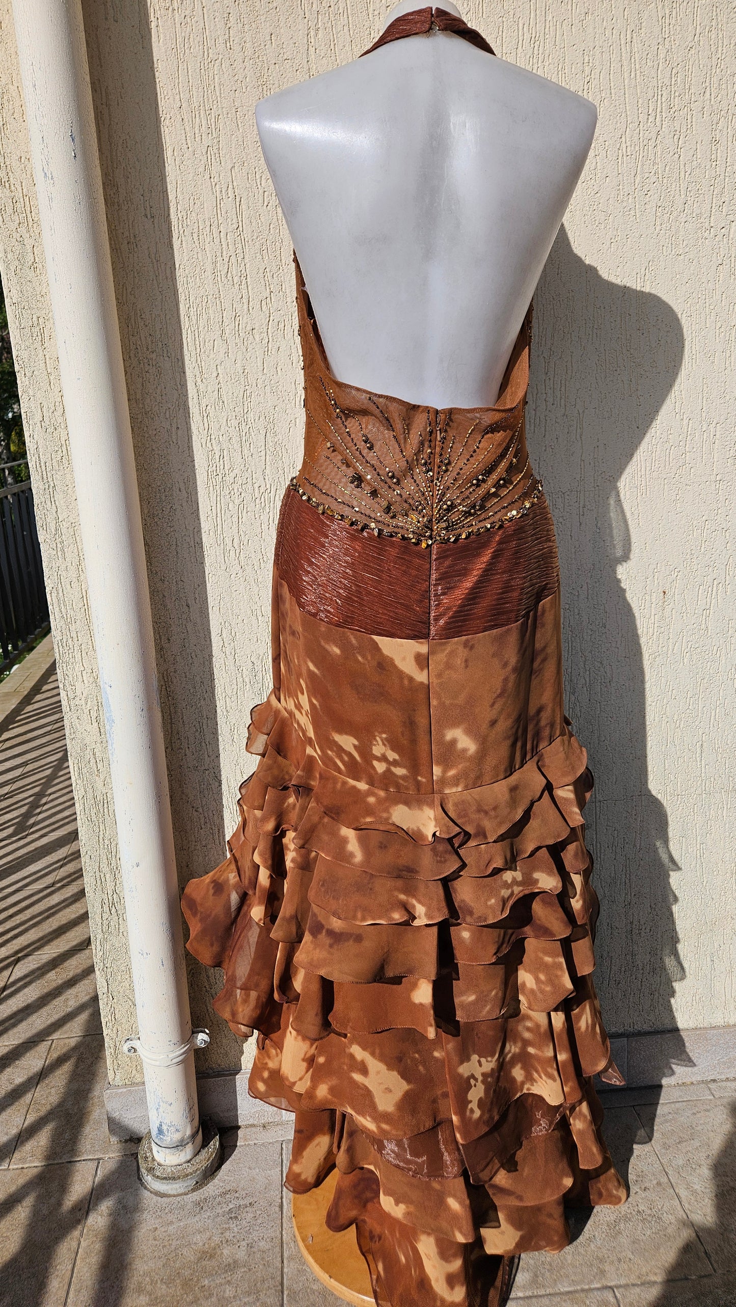 Embroidered brown backless dress