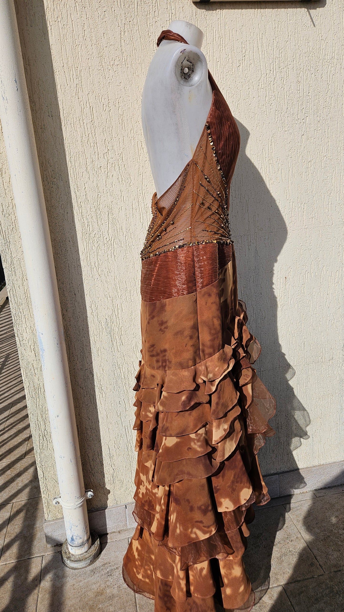 Embroidered brown backless dress