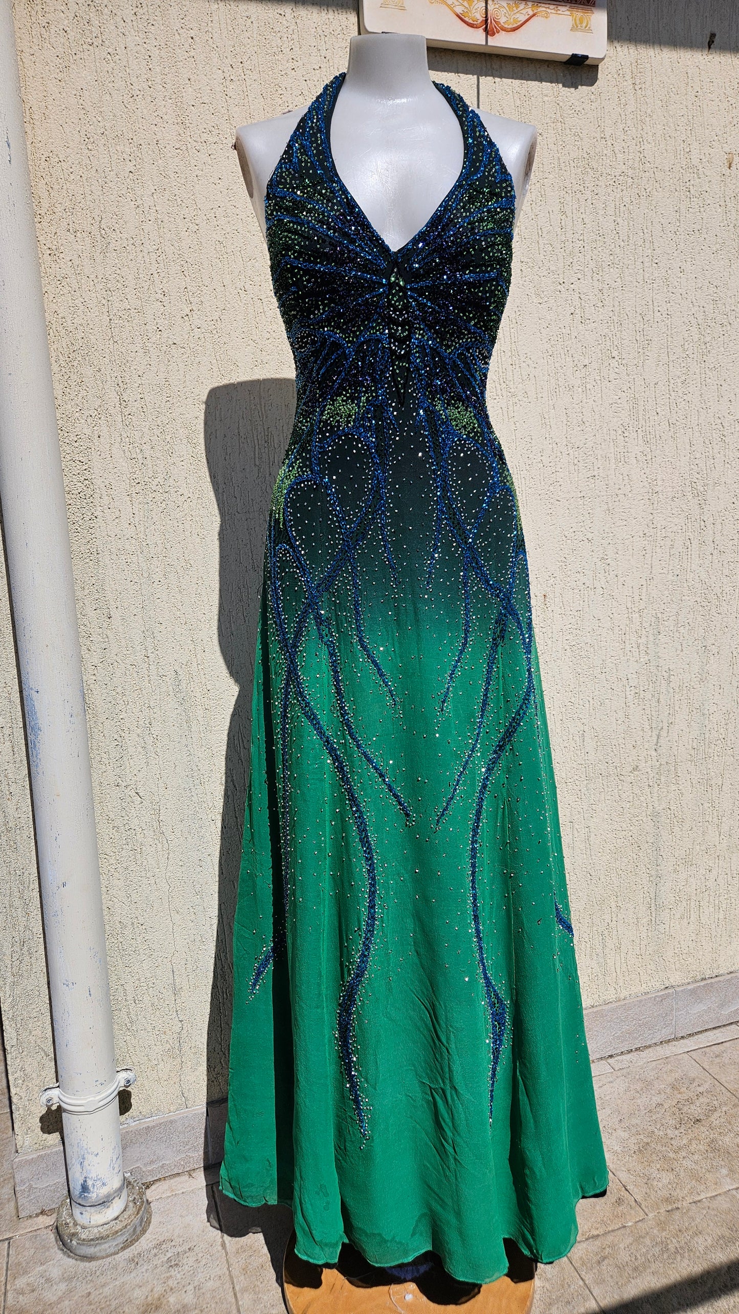 Maxi robe vintage en soie brodée Alyce Designs. Dégradé de bleu, vert et noire. Elle est brodée de perles formant un papillon. Prom dress fairycore sortant d'une reverie.