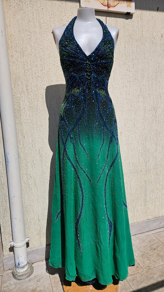 Maxi robe vintage en soie brodée Alyce Designs. Dégradé de bleu, vert et noire. Elle est brodée de perles formant un papillon. Prom dress fairycore sortant d'une reverie.