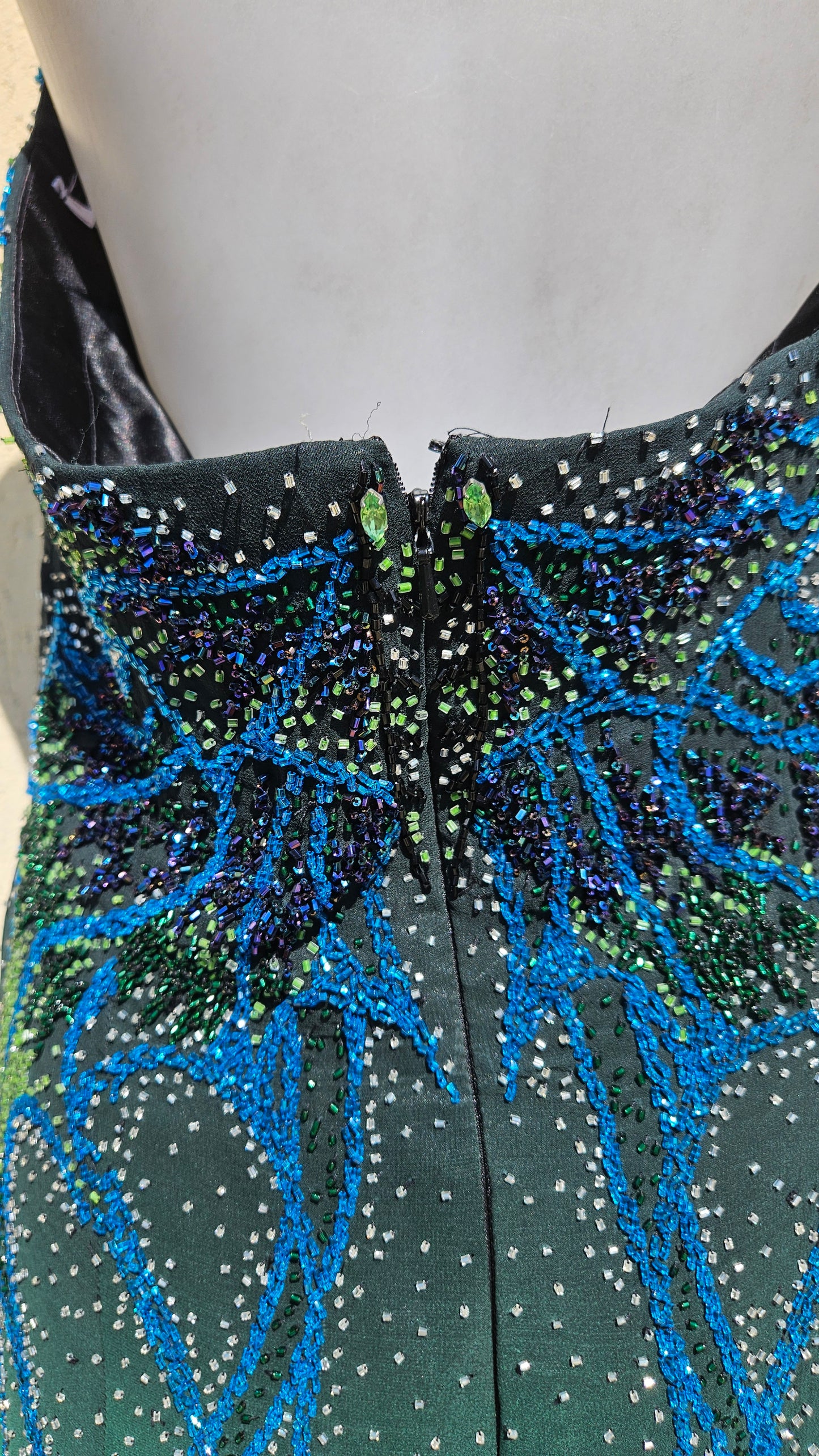 Robe en soie brodée Alyce Designs