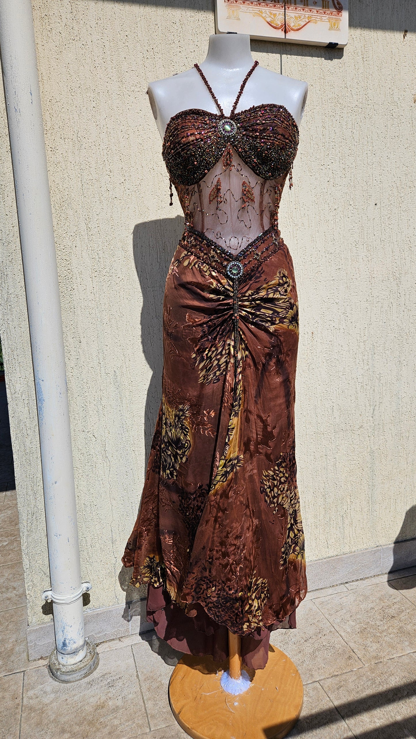 Robe de soirée en soie brodée marron
