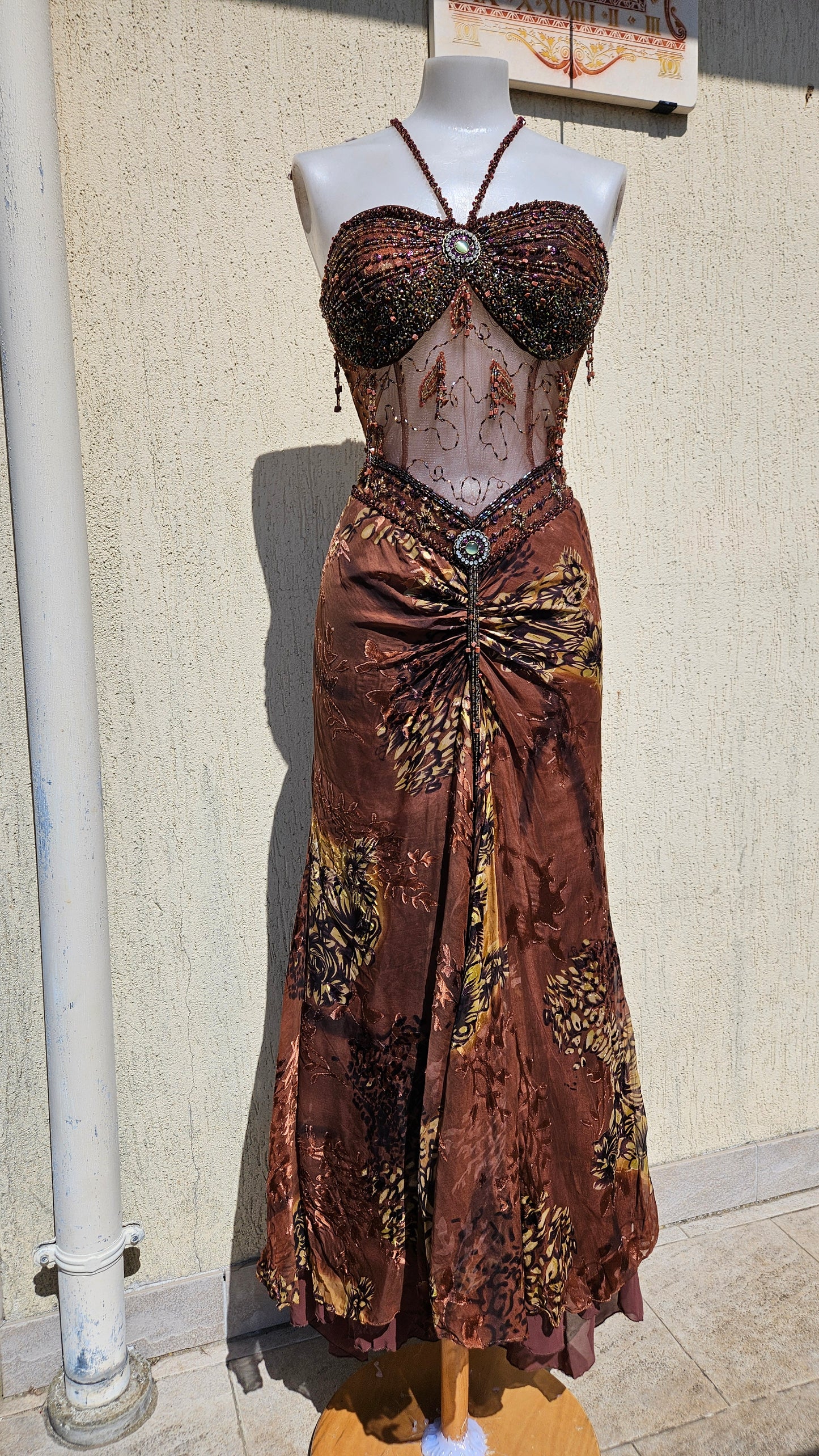 Robe de soirée en soie brodée marron