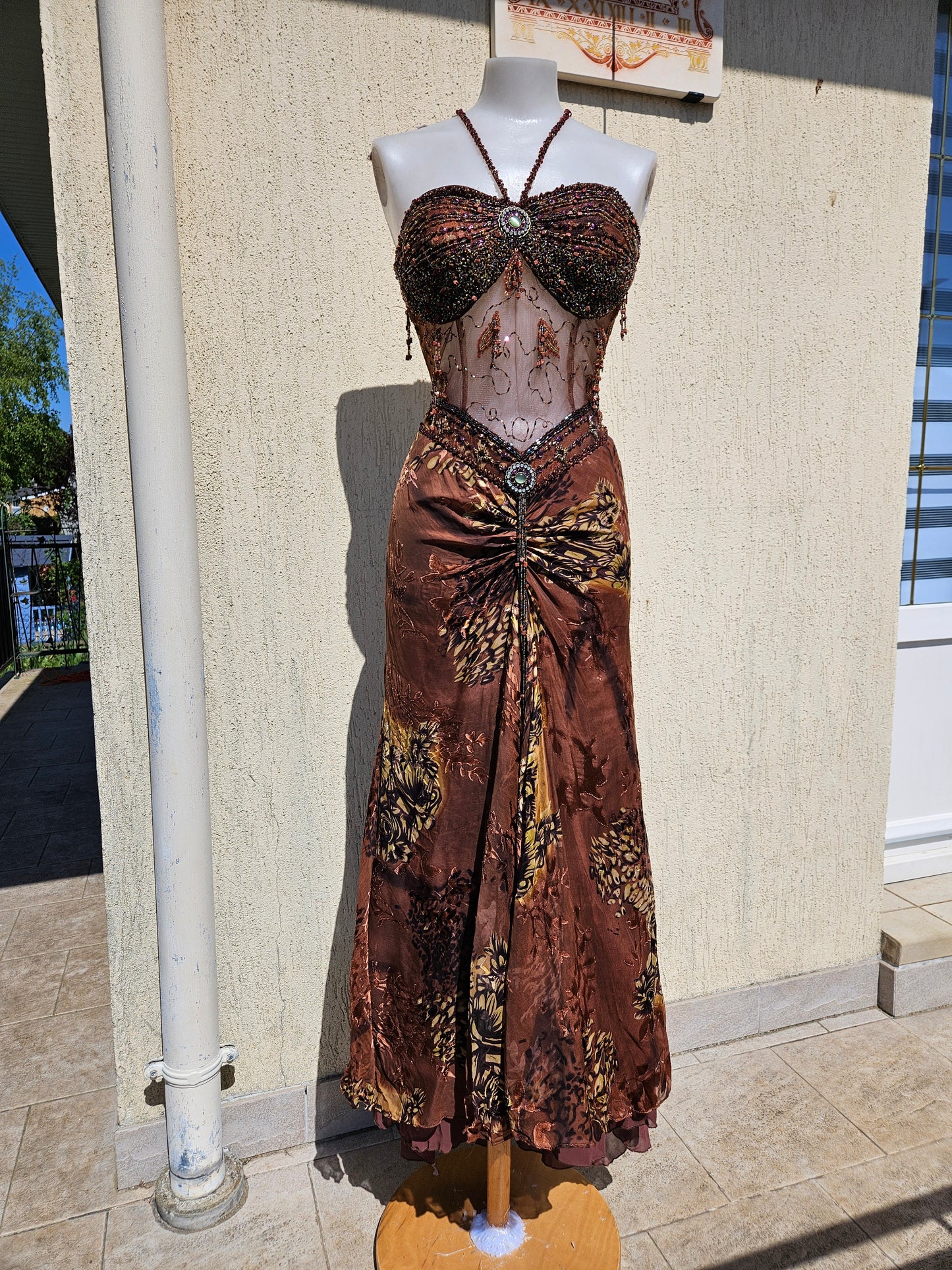 Robe de soirée en soie brodée marron