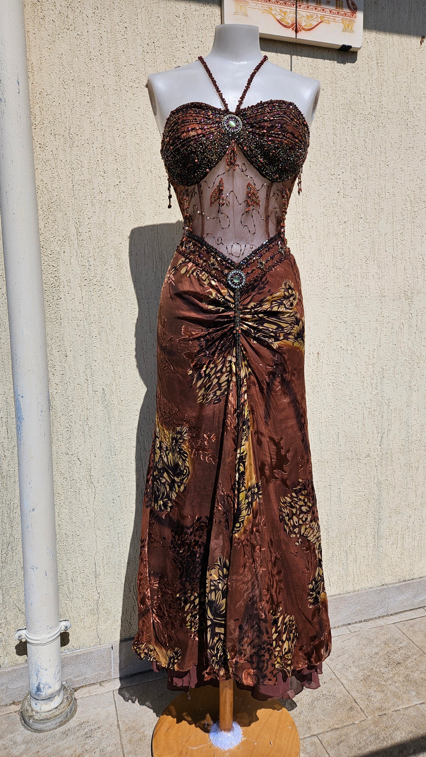 Robe de soirée en soie brodée marron
