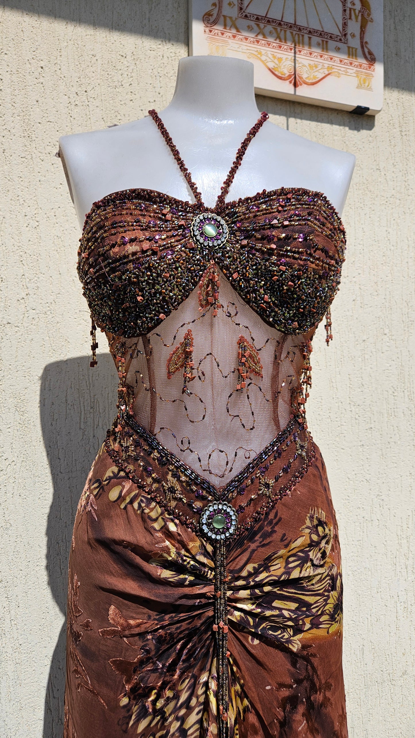 Robe de soirée en soie brodée marron
