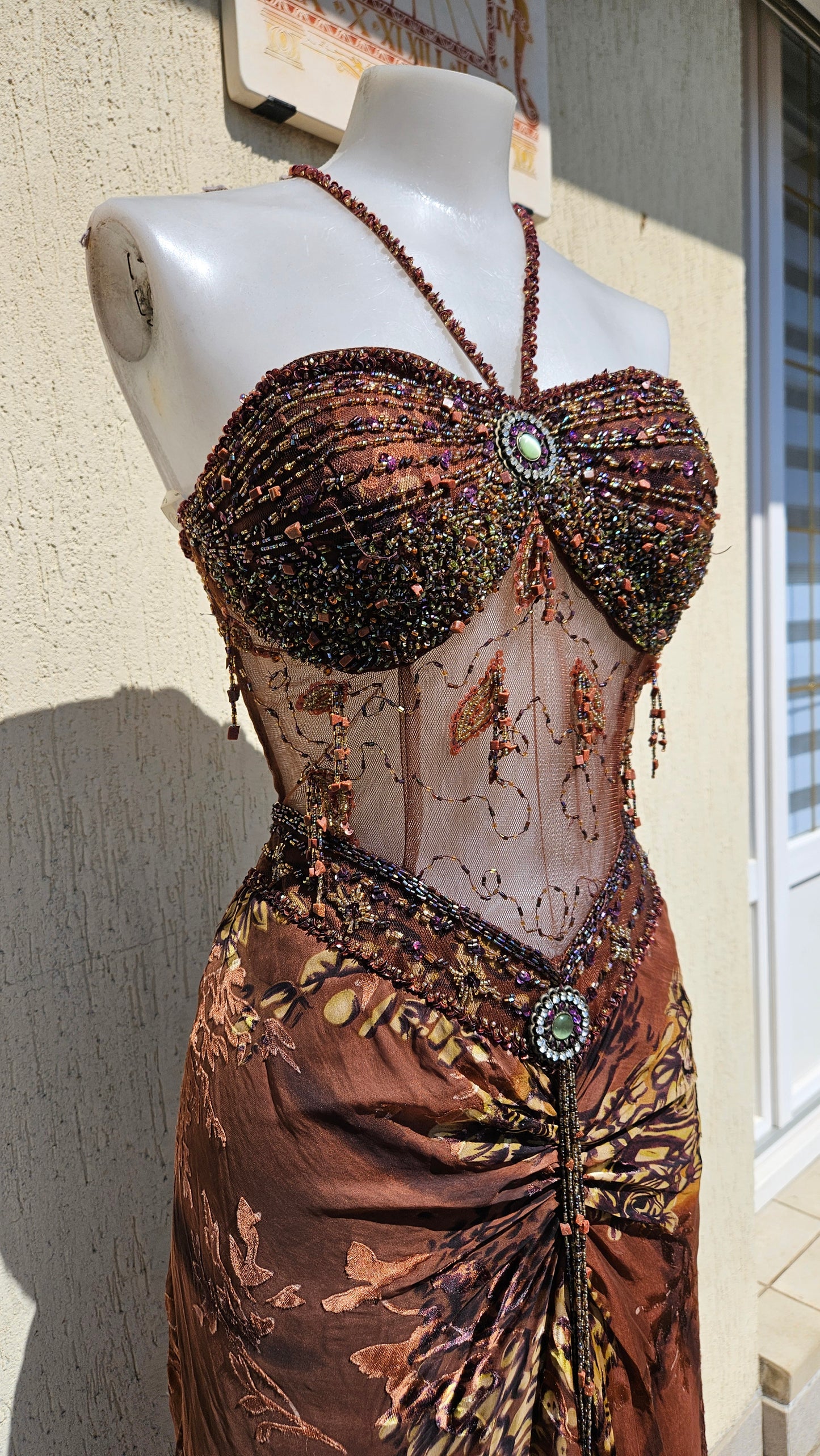 Robe de soirée en soie brodée marron