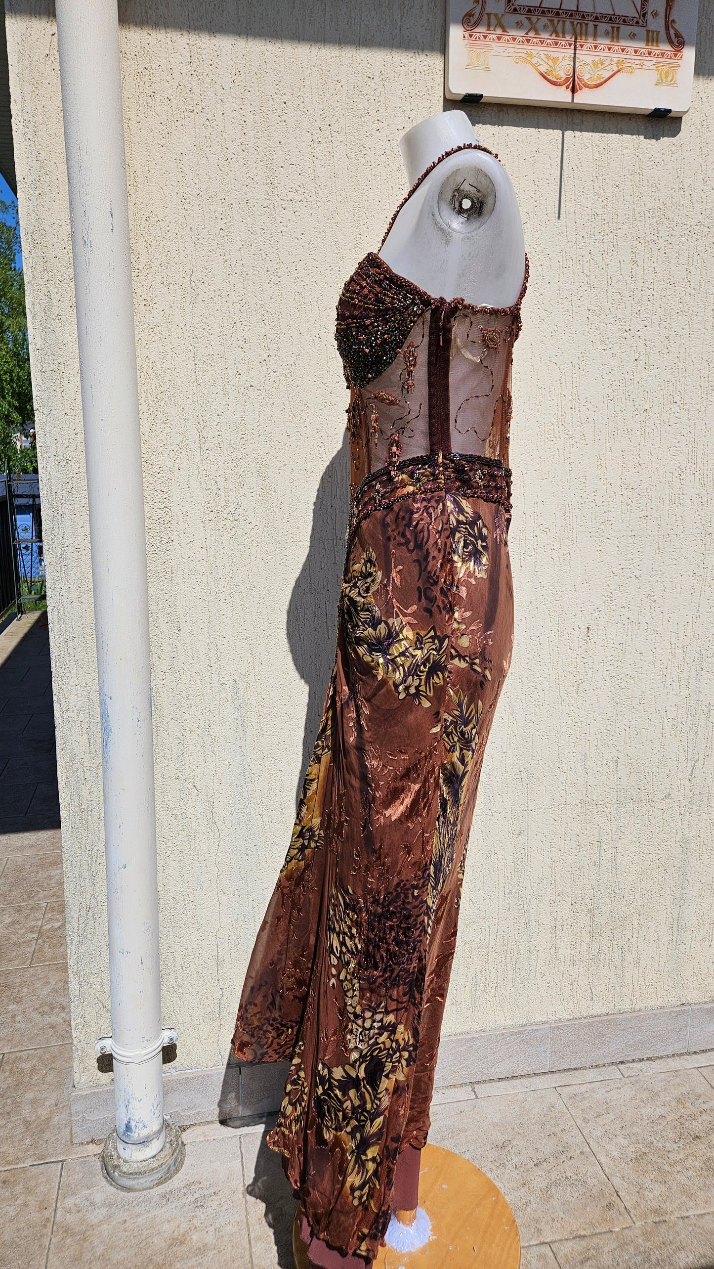 Robe de soirée en soie brodée marron