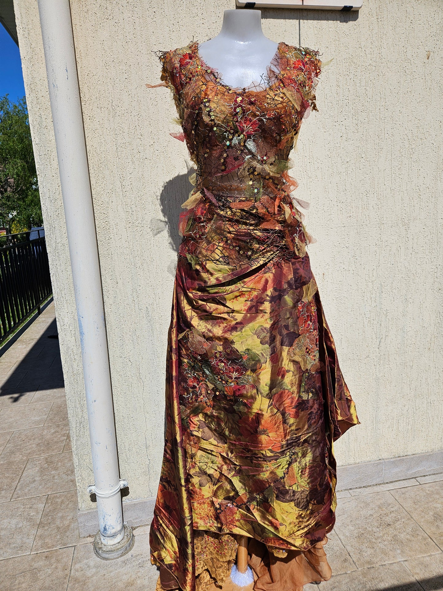 Vestido de noche bordado en tono otoñal