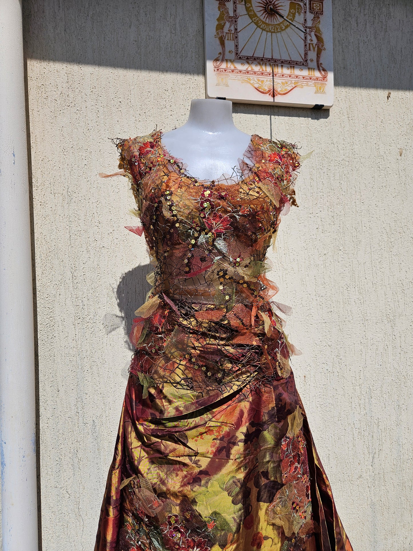 Vestido de noche bordado en tono otoñal
