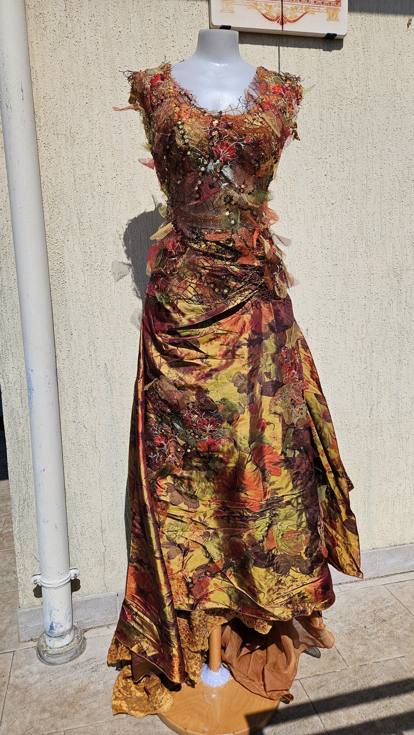 Vestido de noche bordado en tono otoñal
