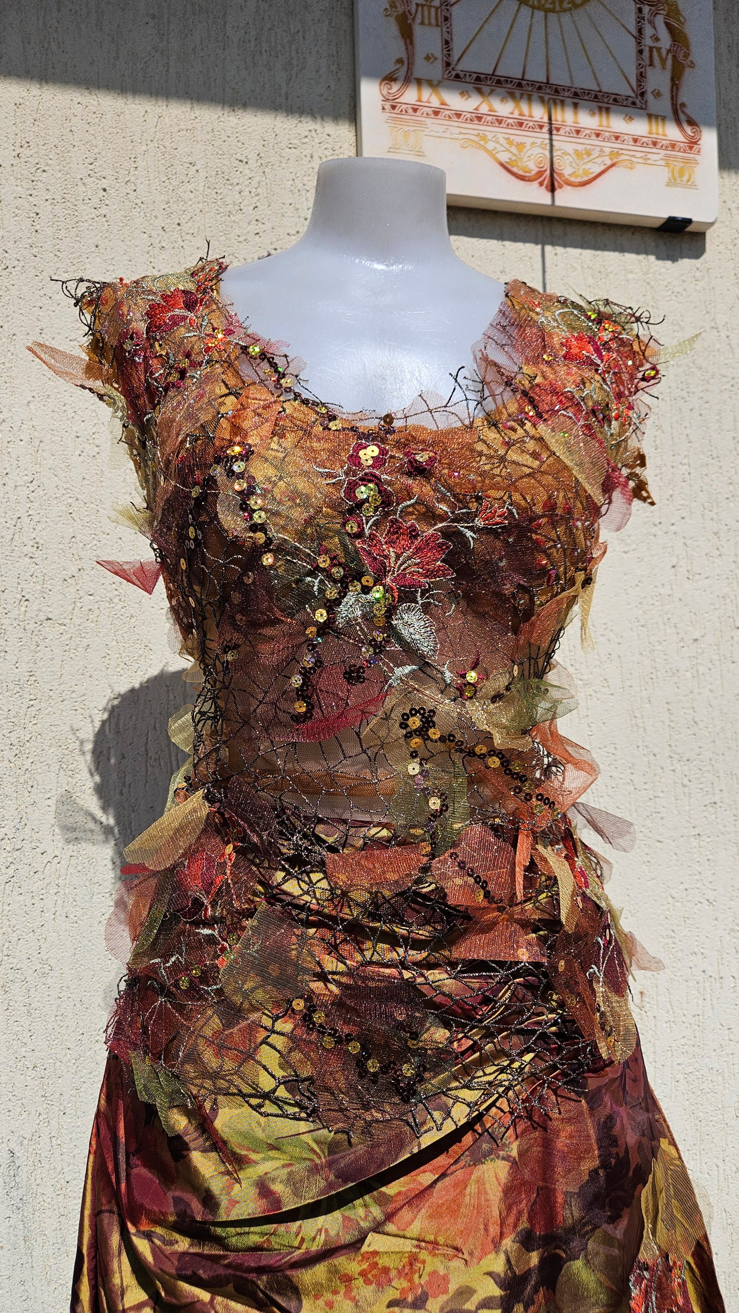 Vestido de noche bordado en tono otoñal