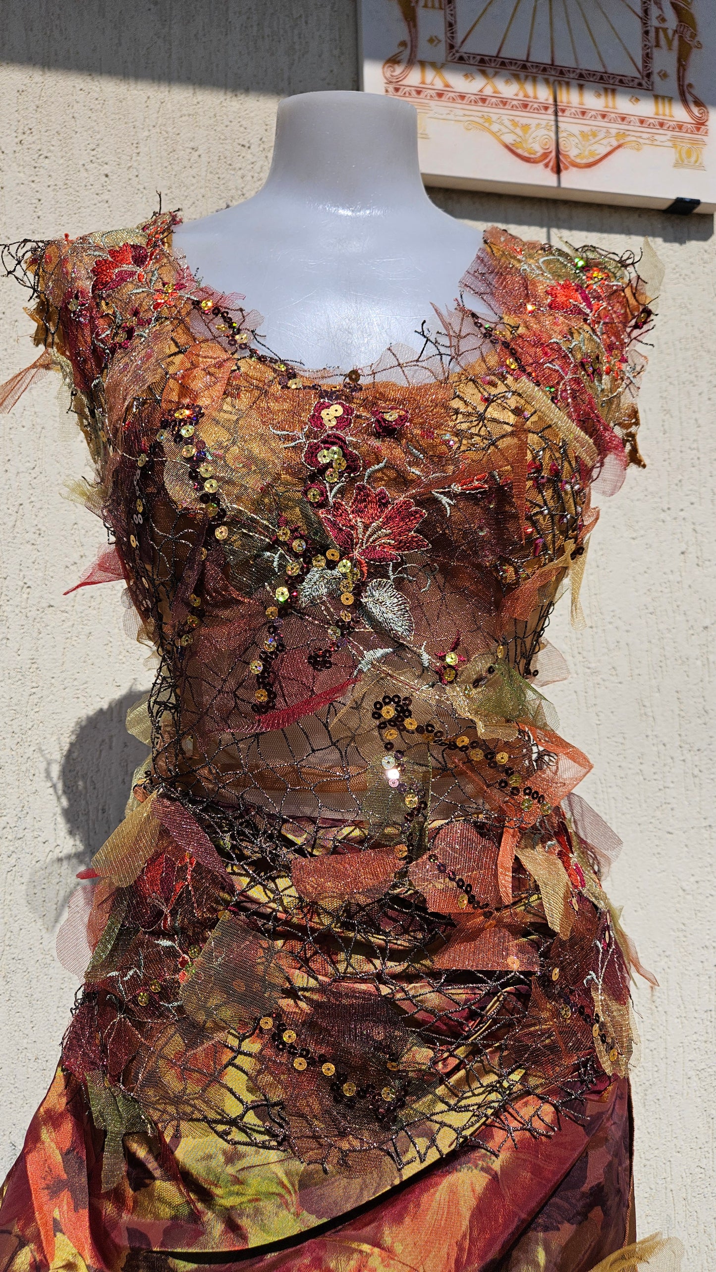 Vestido de noche bordado en tono otoñal