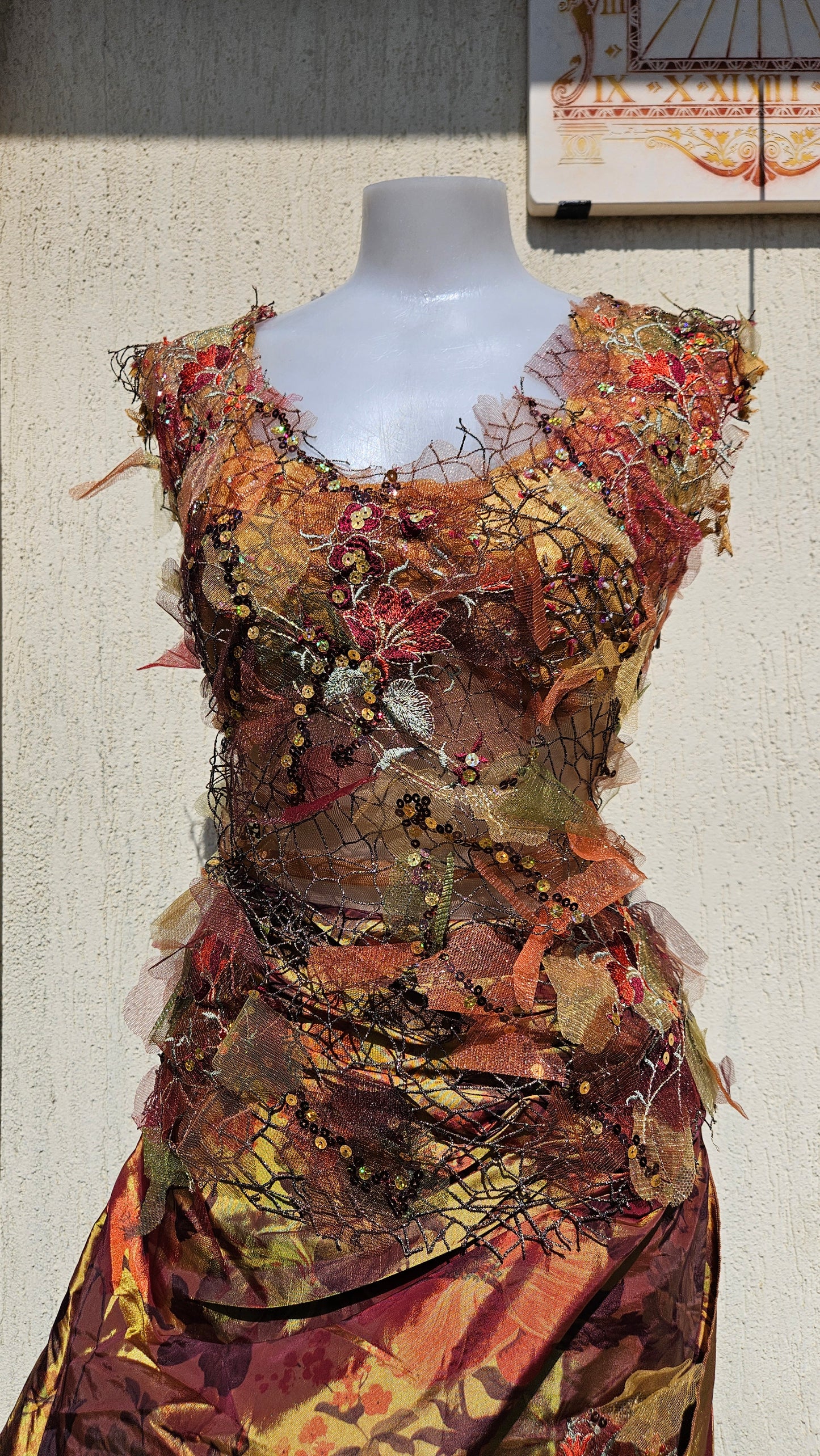 Vestido de noche bordado en tono otoñal