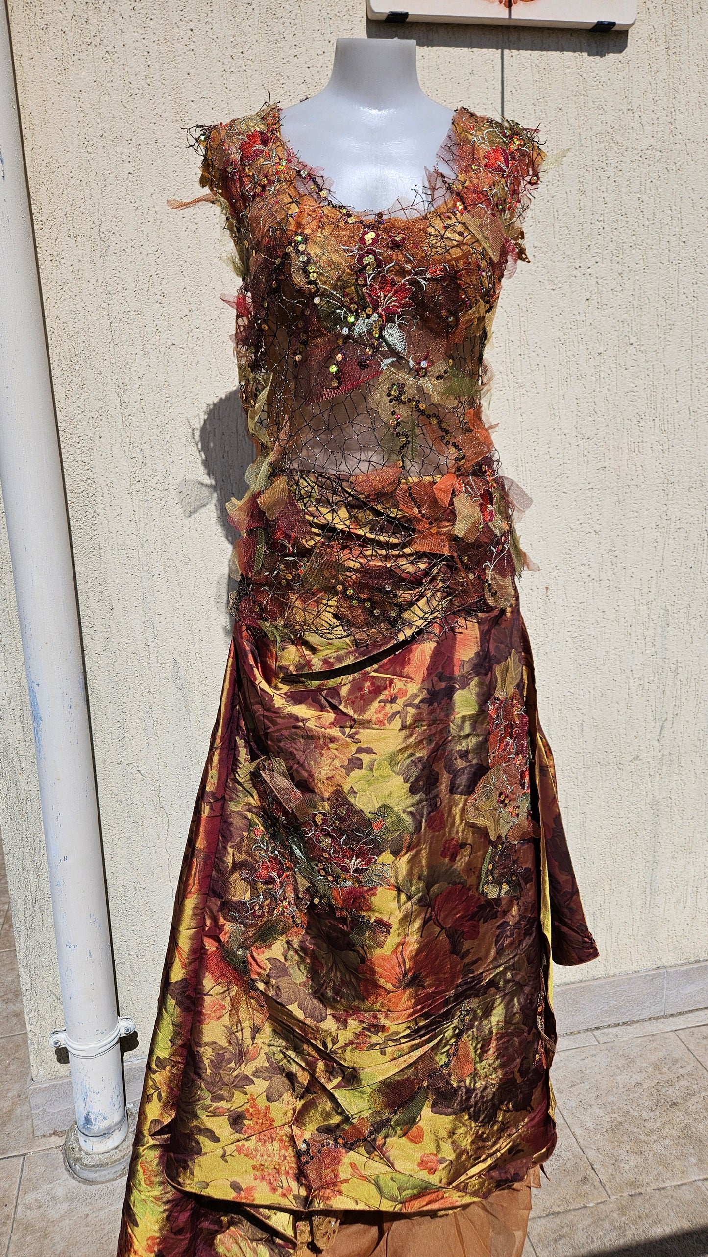 Vestido de noche bordado en tono otoñal