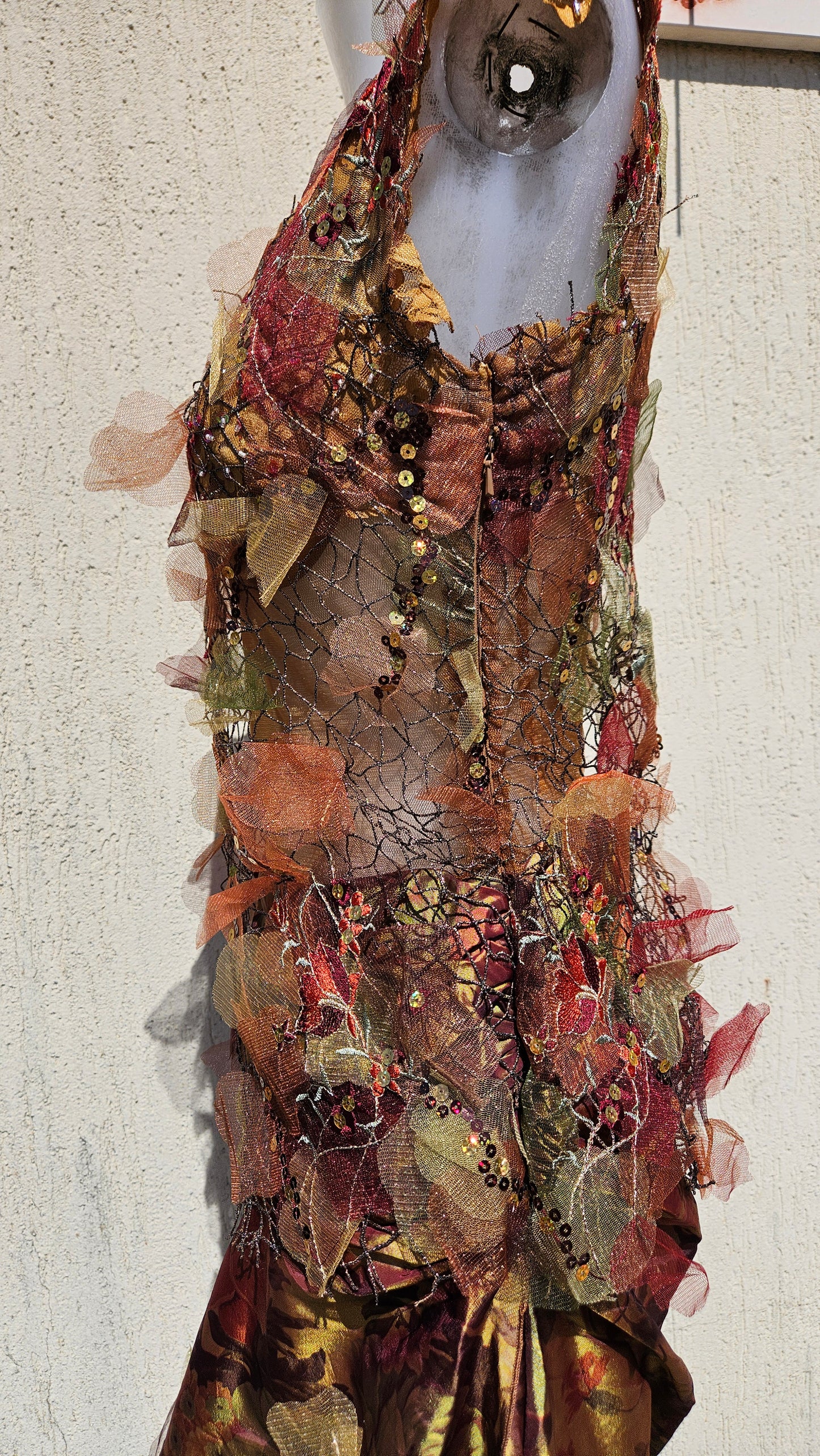 Vestido de noche bordado en tono otoñal