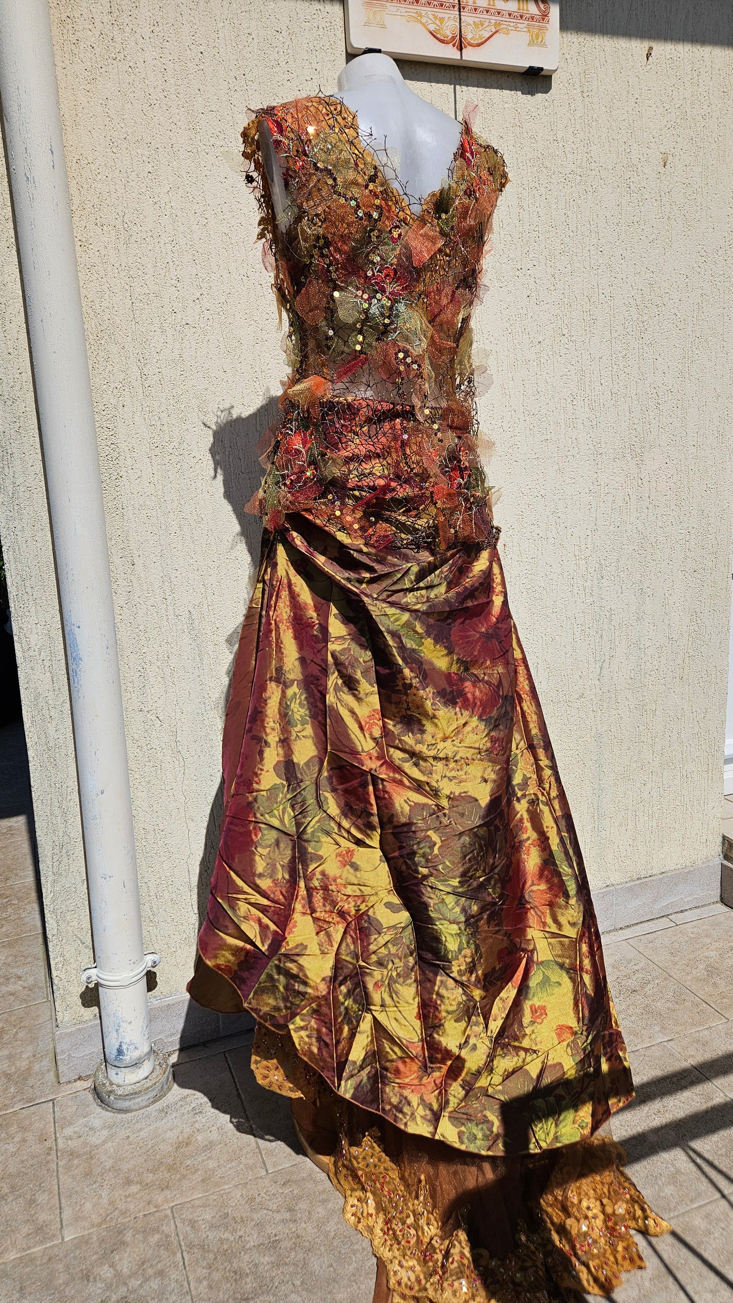 Vestido de noche bordado en tono otoñal