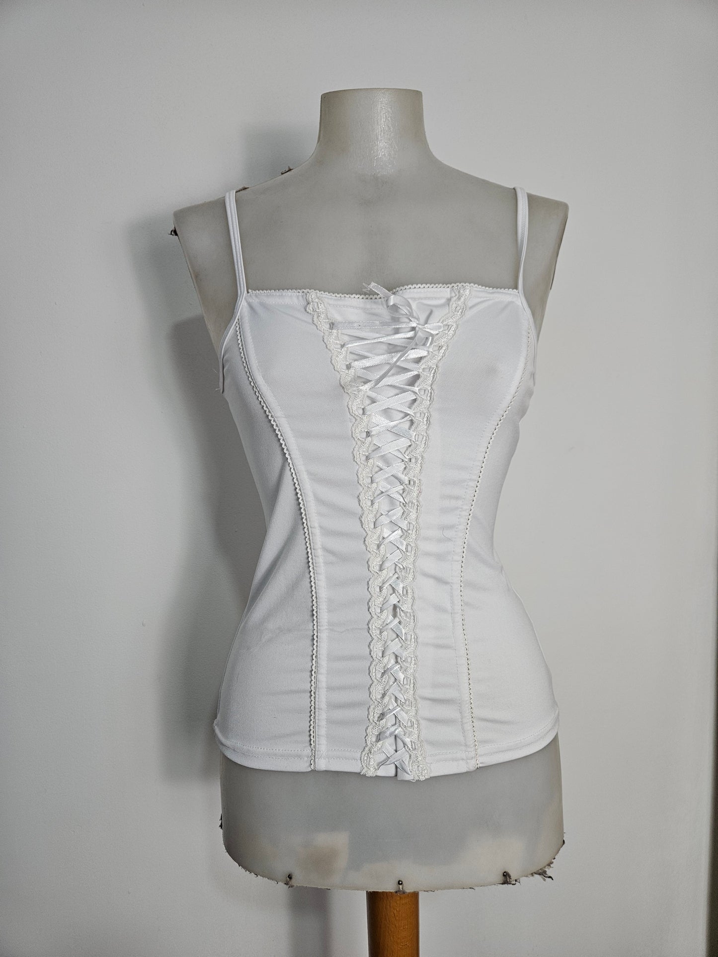 Haut blanc avec laçage
