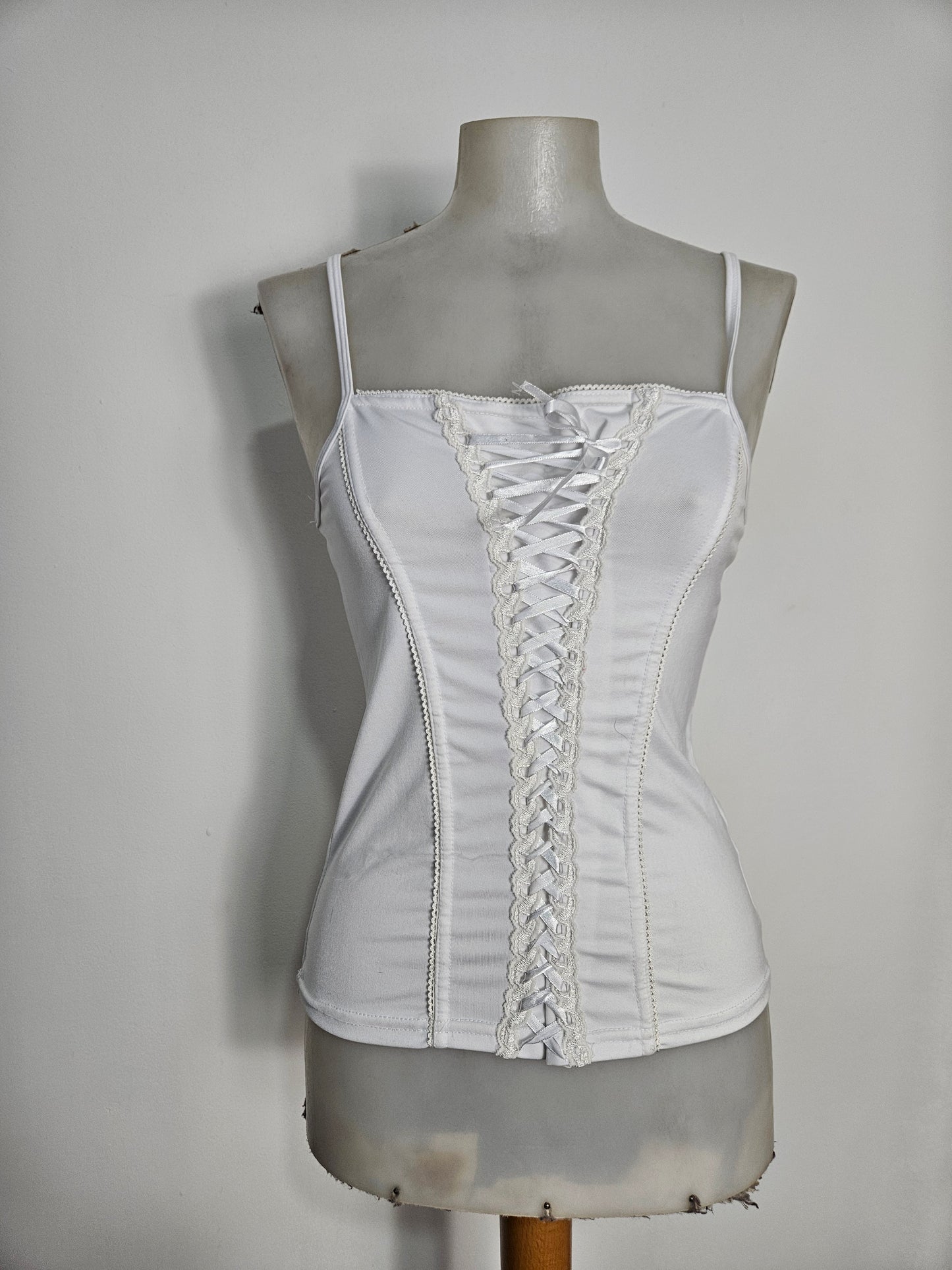 Haut blanc avec laçage