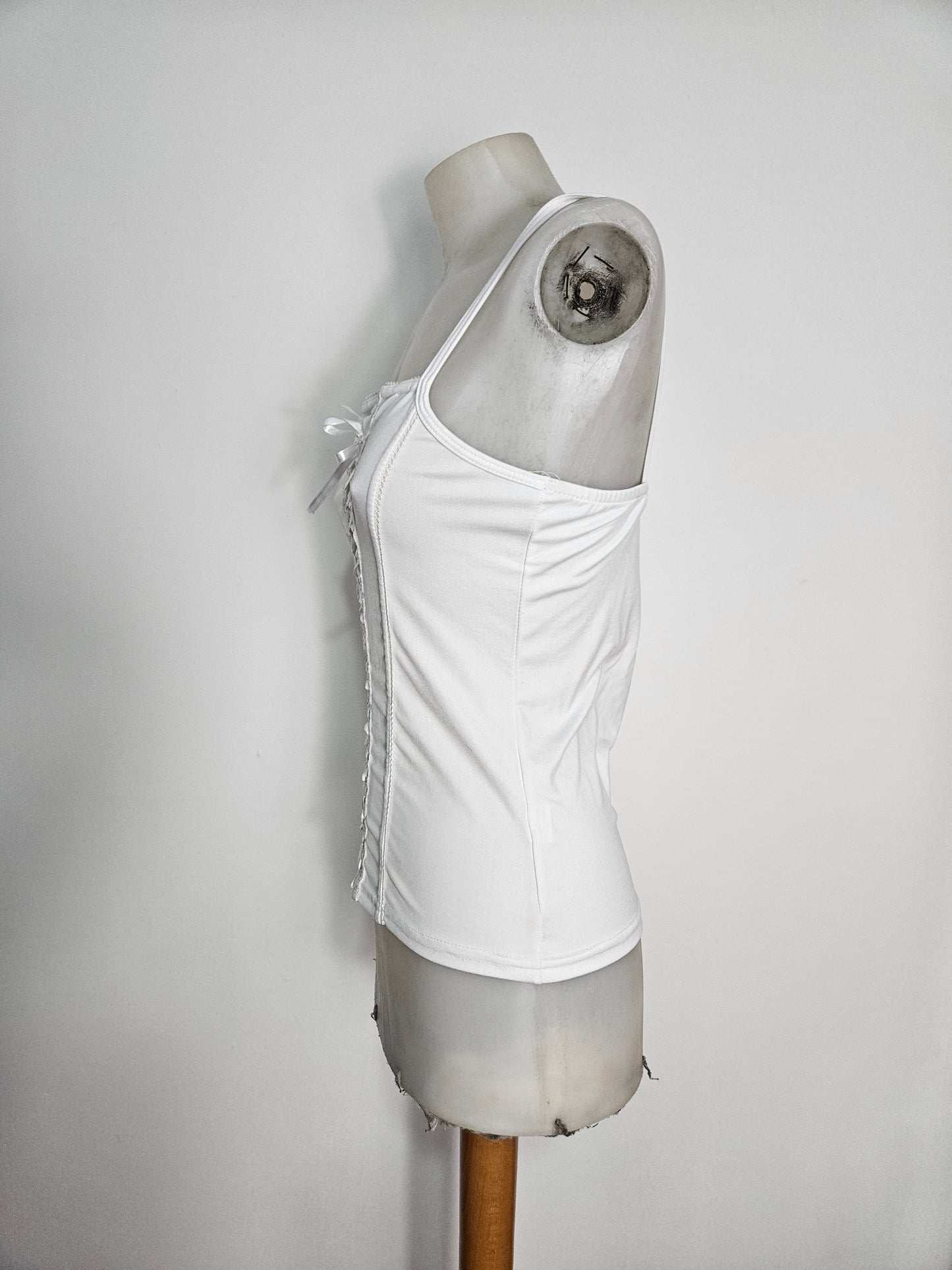 Haut blanc avec laçage