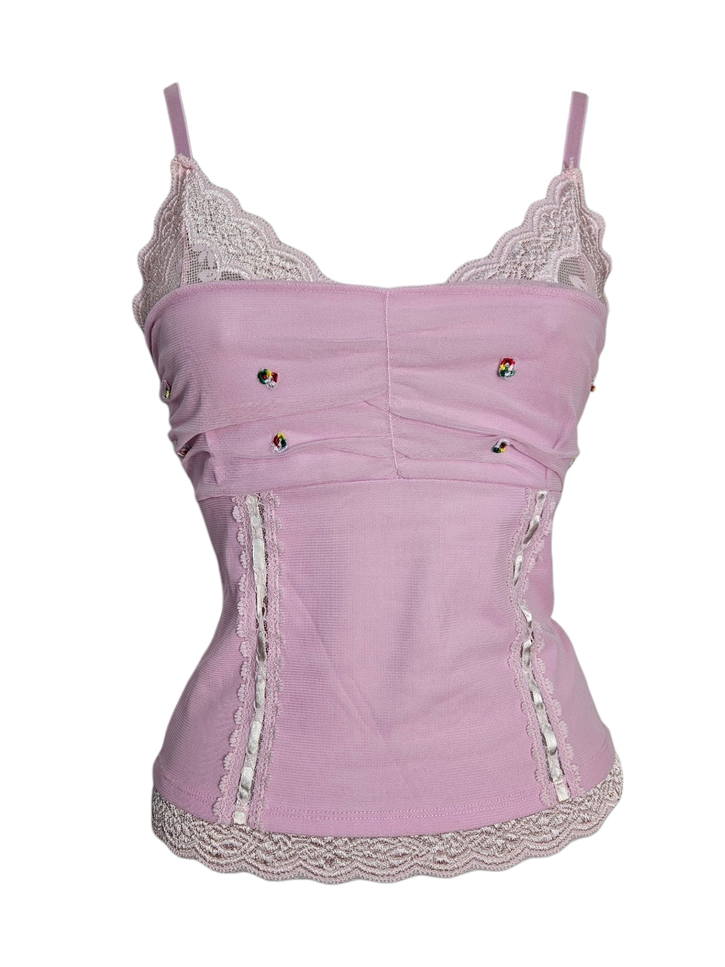 Haut vintage à fines bretelles de couleur rose pâle, agrémenté de bordures en dentelle au niveau de l'encolure et de l'ourlet inférieur. Top fairycore et coquette tout droit sorti d'une reverie vintage